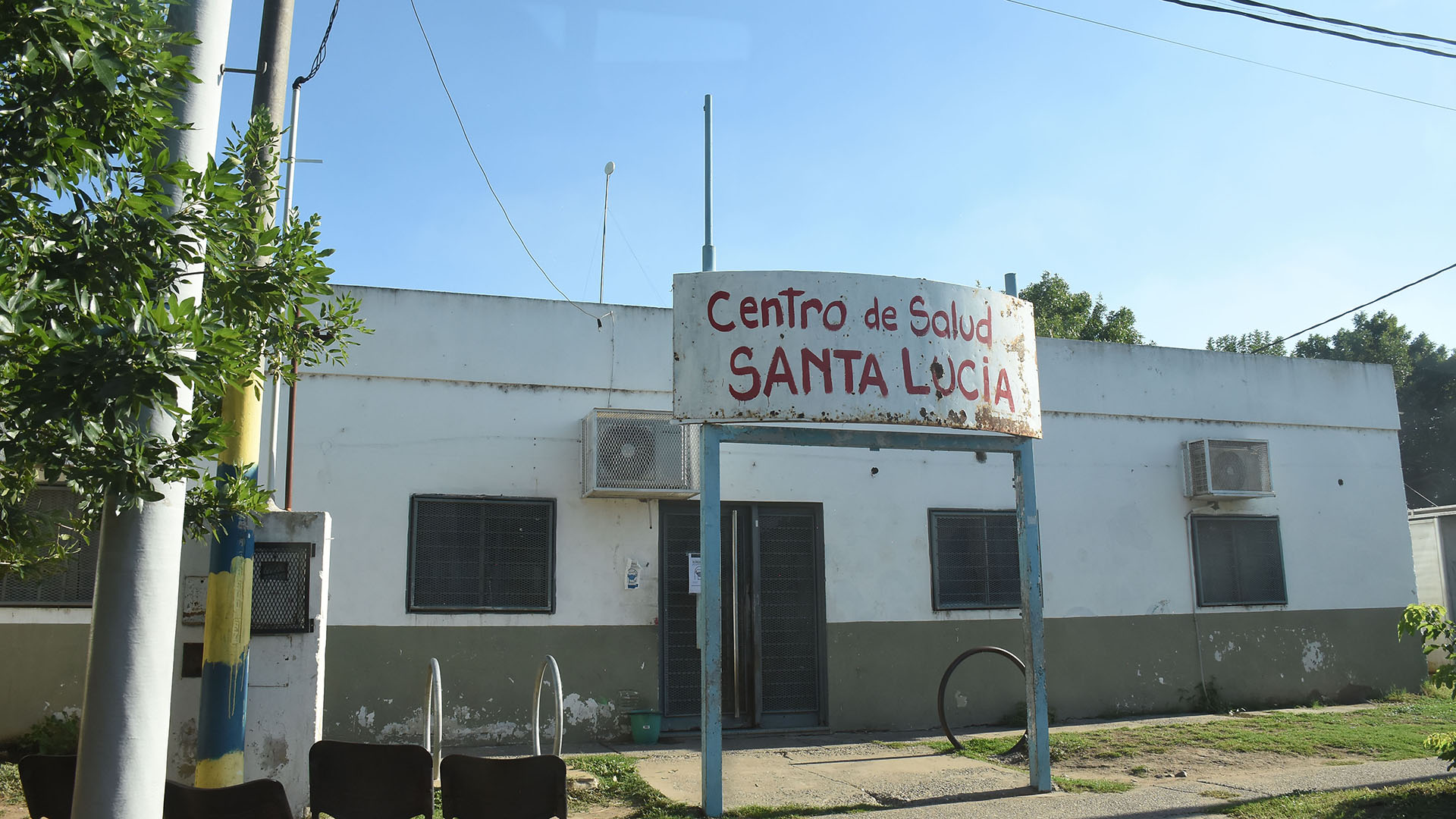 El centro de Salud de Santa Lucía. En diagonal está la casa que le donaron al padre Marcelo Ciavatti.