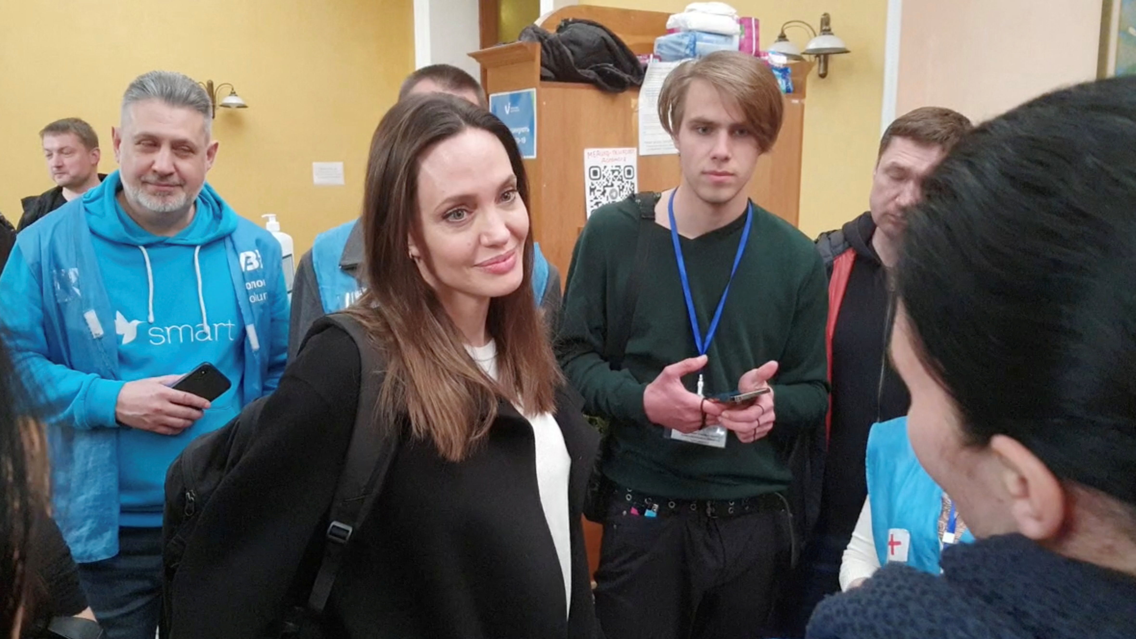 La actriz estadounidense y enviada especial de ACNUR, Angelina Jolie, escucha a voluntarios en la principal estación de tren de Lviv (REUTERS)