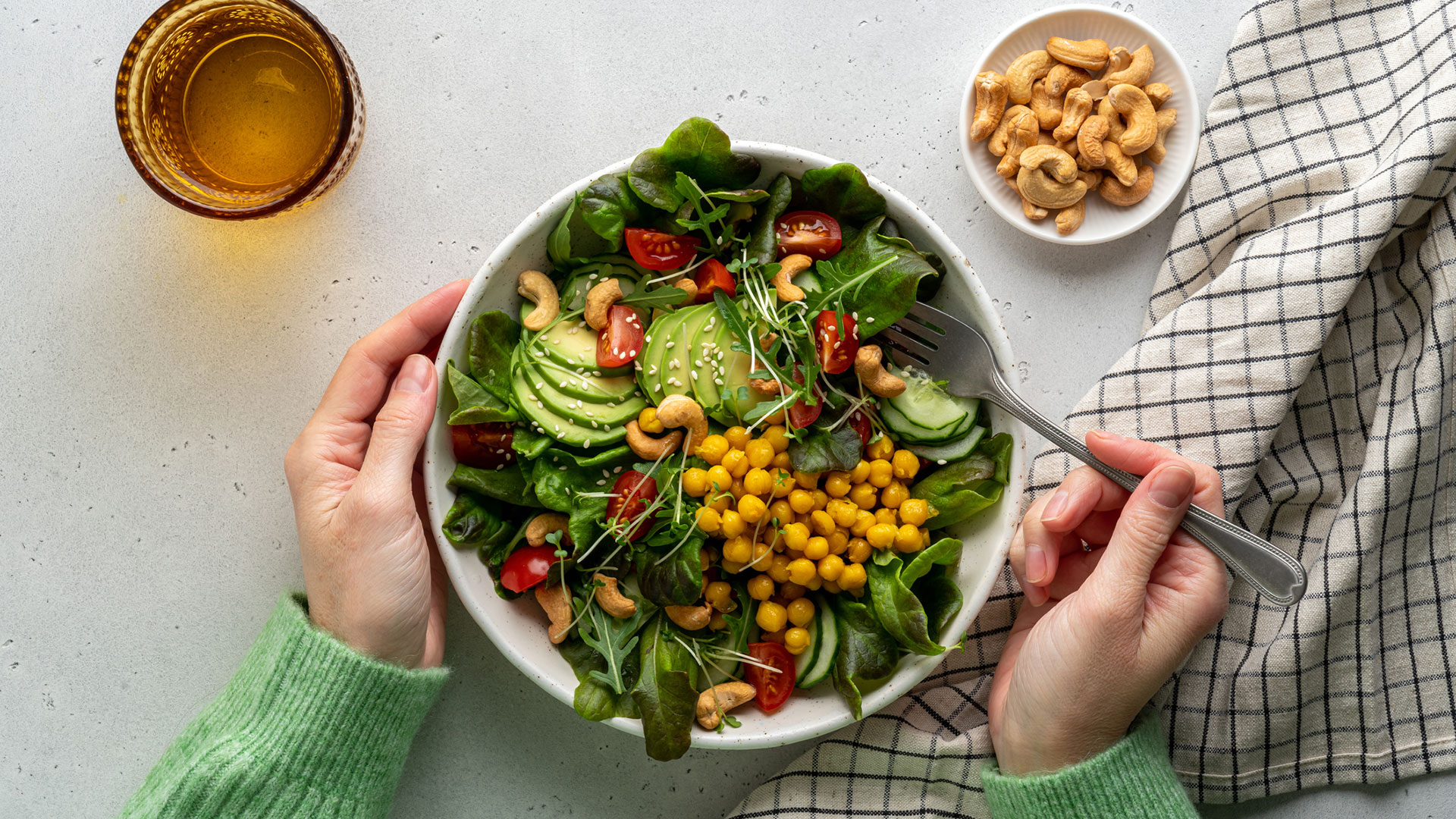 Una dieta a base de plantas que reemplace las carnes y sus derivados tiene un doble beneficio, tanto para tu cuerpo como para el medioambiente (Getty Images)