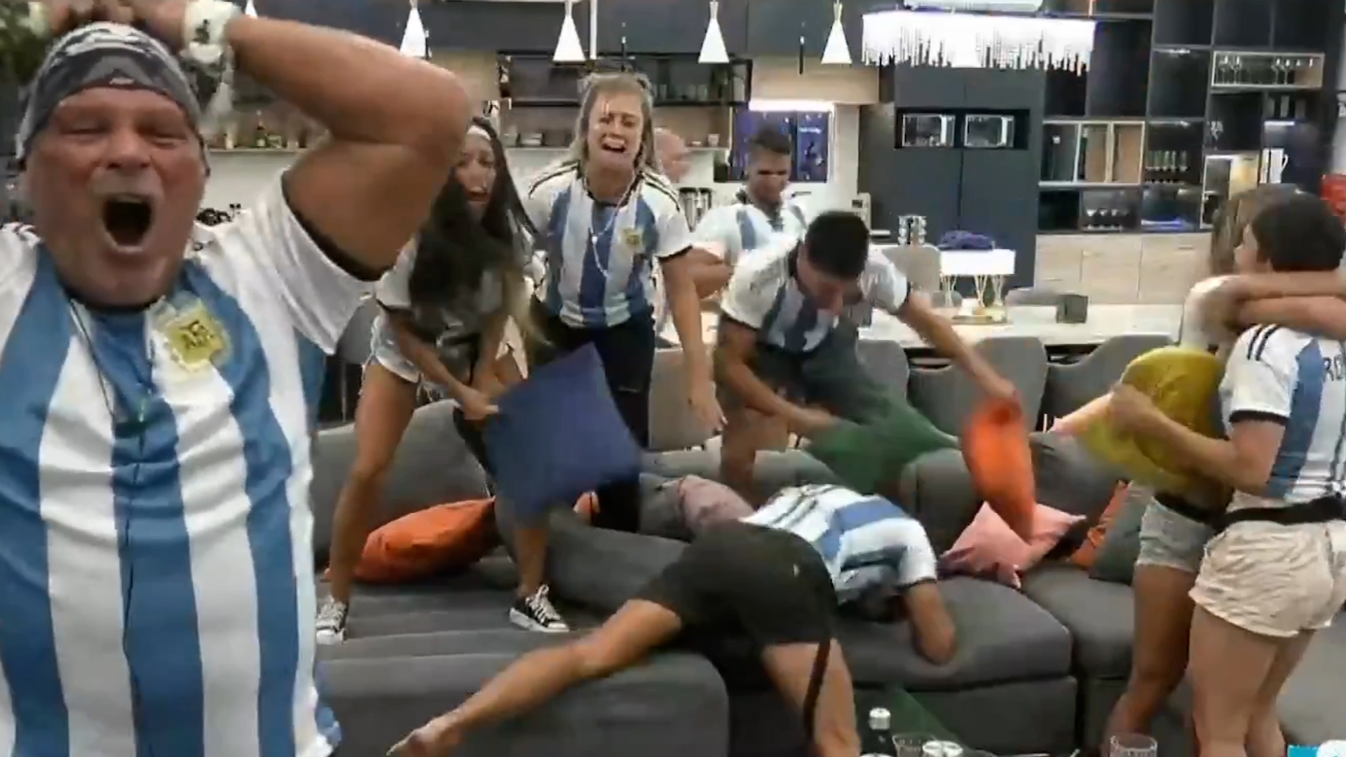 La celebración alocada en la casa de Gran Hermano (captura de pantalla) 