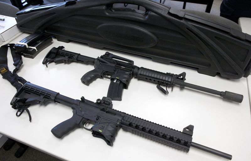 FOTO DE ARCHIVO: Un rifle de asalto semiautomático Bushmaster y un rifle semiautomático Smith & Wesson son entregados durante un evento de recompra de armas en New Haven
