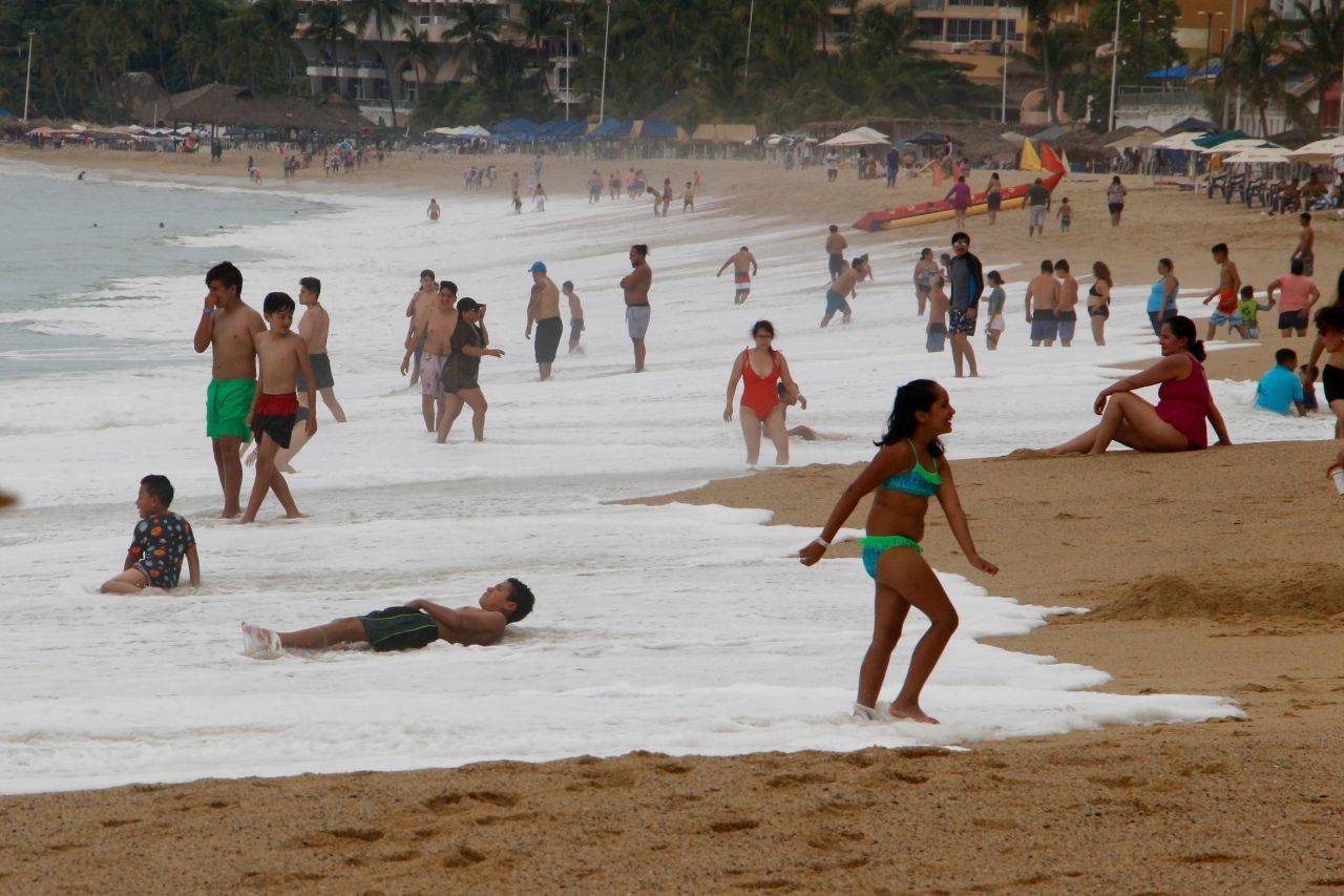 ACAPULCO, GUERRERO, 28JULIO2021.-  Turistas disfrutaron de las playas del puerto de Acapulco durante las vacaciones de verano, aunque sin respetar todas las medidas de seguridad sanitaria por la pandemia de Covid-19. Las autoridades han ordenado el cierre de playas a partir de las 6 de la tarde, aunque turistas no acatan esta medida, la ocupación hotelera en el puerto el día de hoy es del 39.8%. FOTO: CARLOS ALBERTO CARBAJAL/CUARTOSCURO.COM