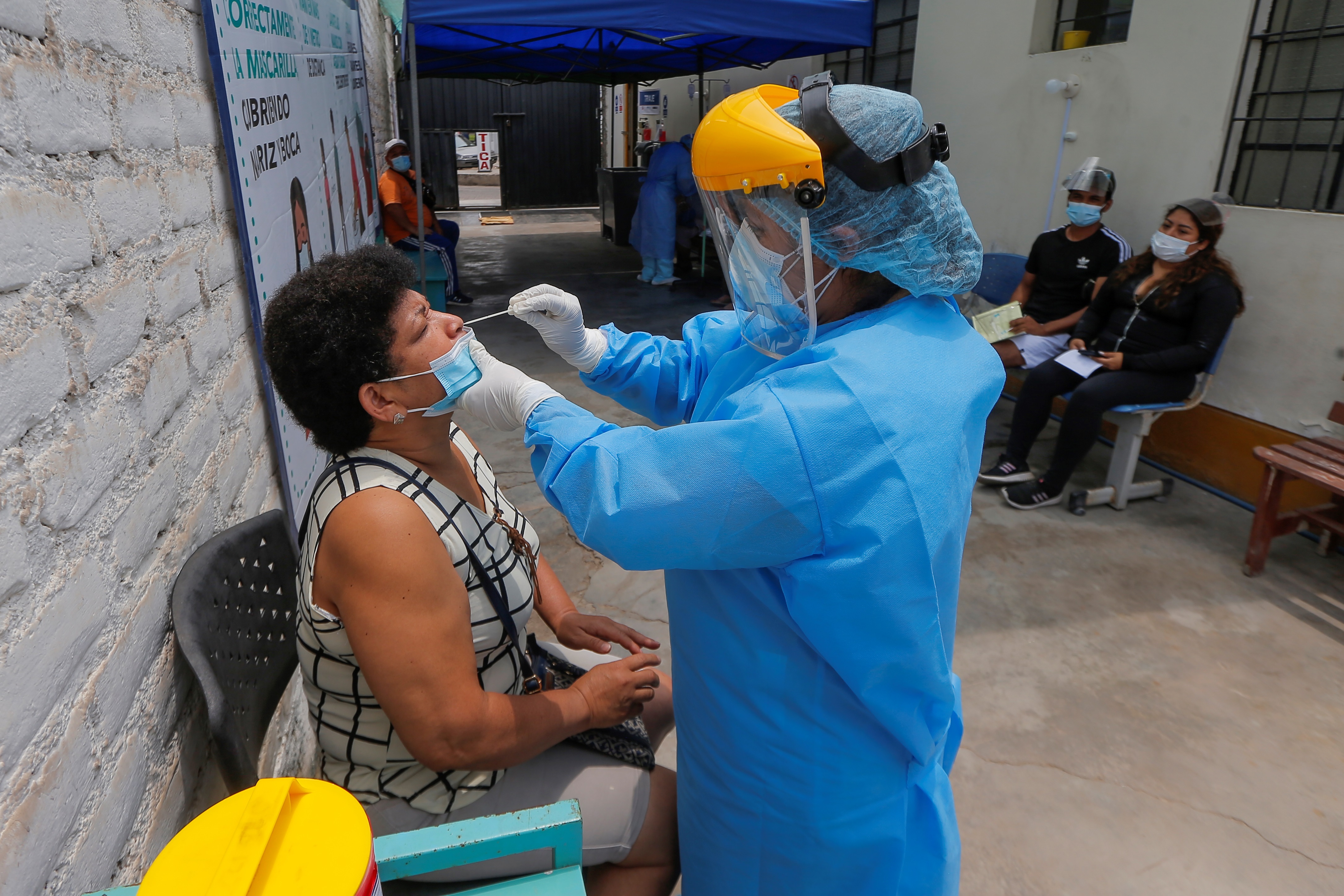 Una persona se realiza una prueba de coronavirus en Lima (Peru), en una fotografa de archivo. EFE/Luis ngel Gonzales Taipe

