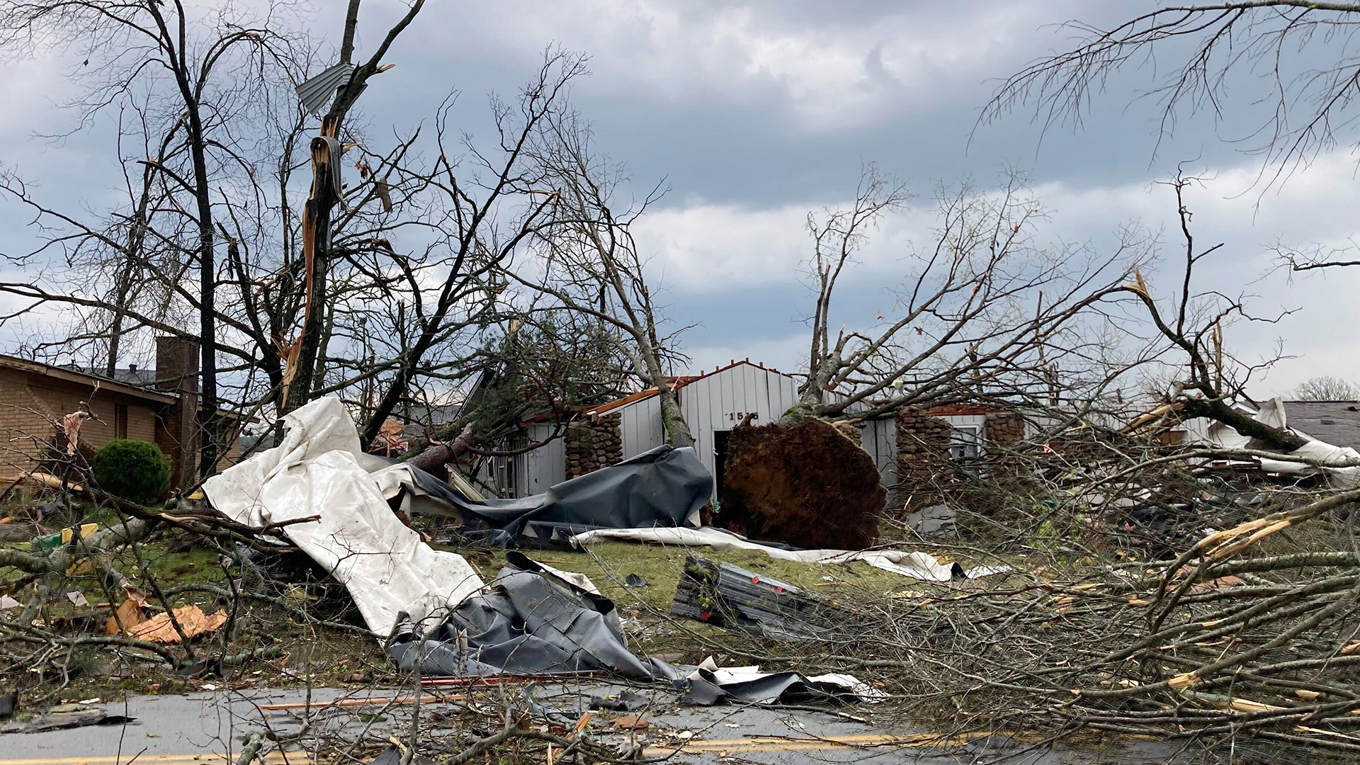 Una casa dañada y árboles caídos tras el paso de un tornado por Little Rock, Arkansas, el viernes 31 de marzo de 2023 (AP Photo/Andrew DeMillo)