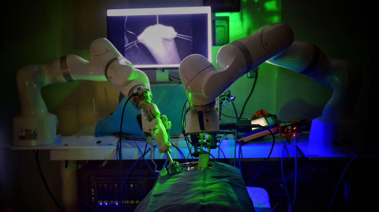 Un robot cirujano logró operar sin la ayuda de humanos