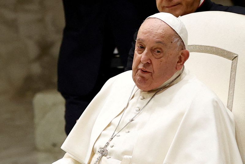 El Vaticano informó que el papa Francisco sufrió una crisis respiratoria asmática y sigue en estado “crítico”