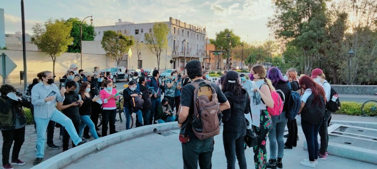 Jóvenes estudiantes de comunicación y periodismo se unieron a las manifestaciones en Querétaro (Foto: Twitter/@PdPagina/@A_Ruiz9)