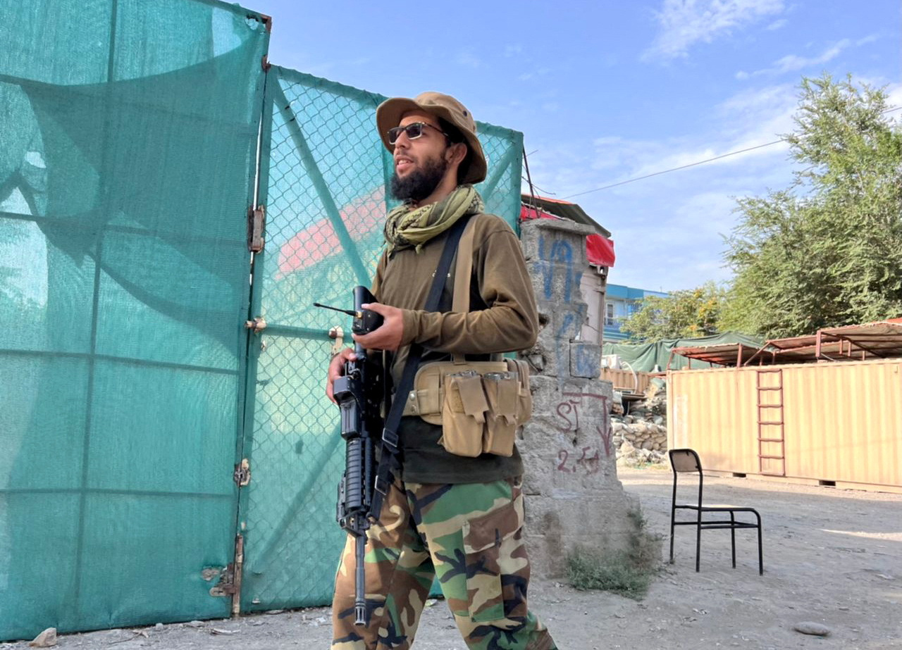 Un talibán monta guardia cerca del lugar donde el jefe terrorista de Al Qaeda Ayman al-Zawahiri fue abatido en un ataque estadounidense el fin de semana, en Kabul, Afganistán, el 2 de agosto de 2022 (Reuters)