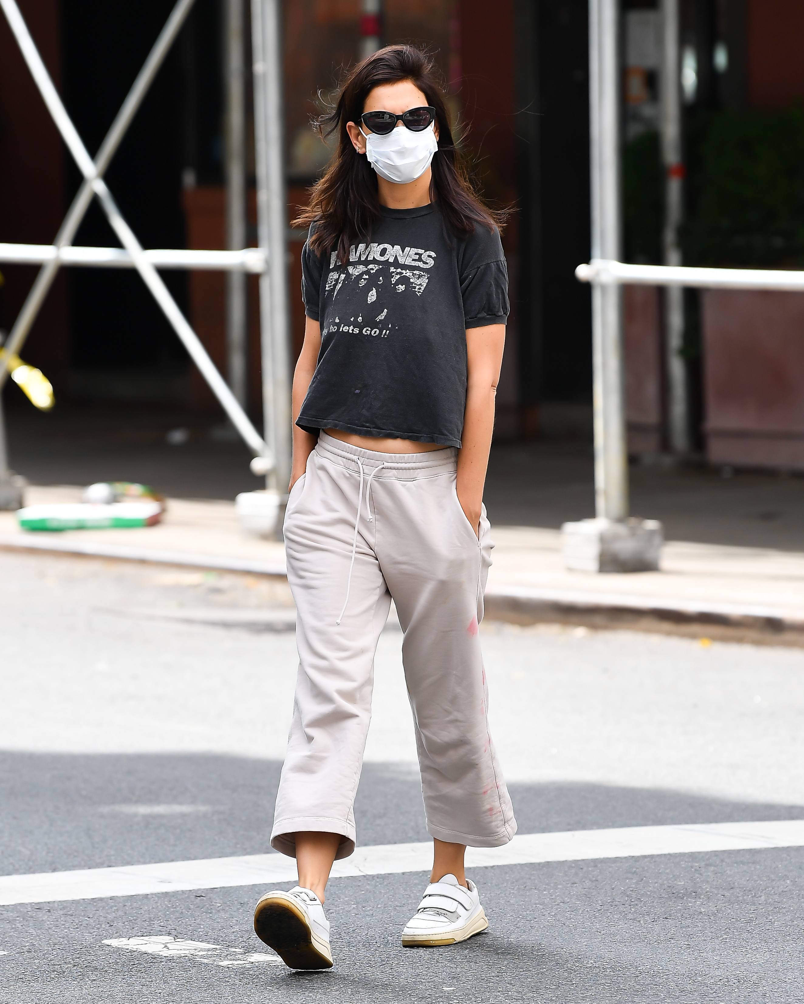 Katie Holmes quiso pasar desapercibida mientras daba un paseo por las calles de Nueva York: la actriz lució un pantalón gris, remera negra estampada, tapabocas y lentes de sol (Fotos: The Grosby Group)