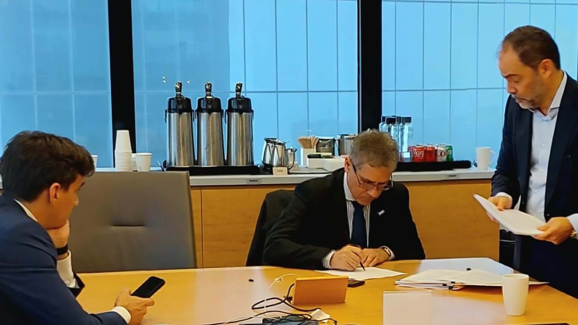 Pablo González, presidente de YPF, firmando el acuerdo por Maxus, el jueves pasado en Nueva York