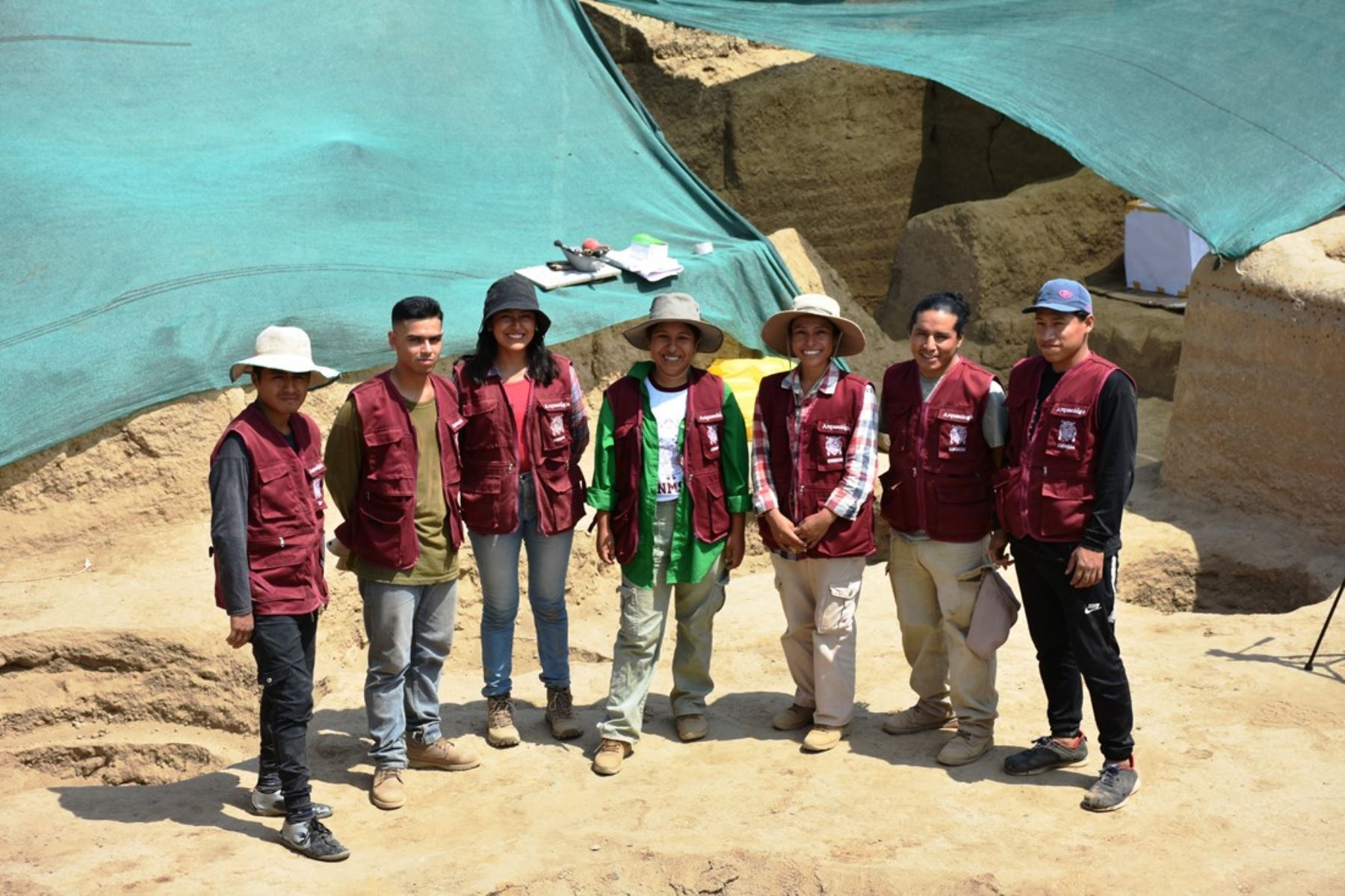 The members of the team responsible for the recent discovery in Cajamarquilla