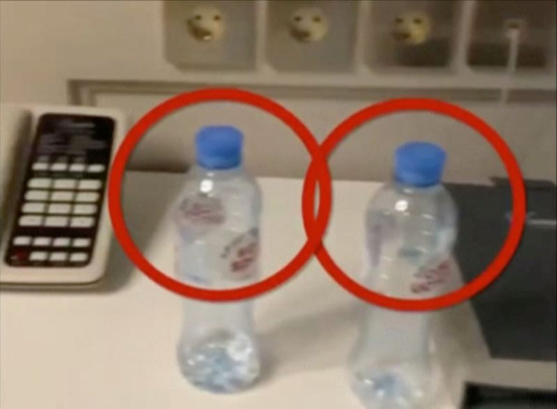 Dos botellas de agua en la habitación de hotel en la que se alojó el opositor ruso Alexei Navalny en la ciudad siberiana de Tomsk, en un fotograma de un video publicado en redes sociales y obtenido por Reuters. 17 septiembre 2020. (Instagram @NAVALNY/Redes sociales vía Reuters)