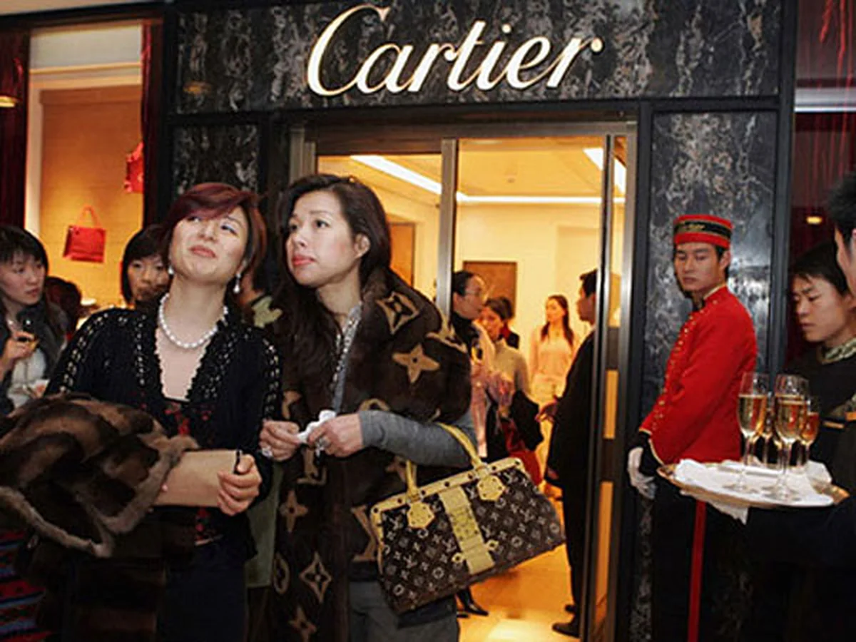 La inauguración del local de Cartier en Hanoi. Los ultraricos aumentan en Vietnam. Para 2050, se prevé que el PIB nominal per cápita se sitúe entre 27.000 y 32.000 dólares.