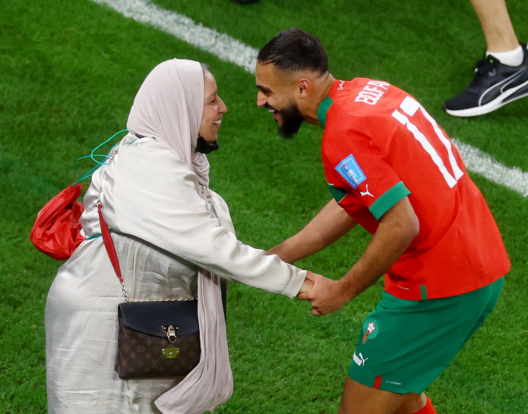 La alegría del futbolista marroquí Sofiane Boufal con su madre tras conseguir el pase a semifinales