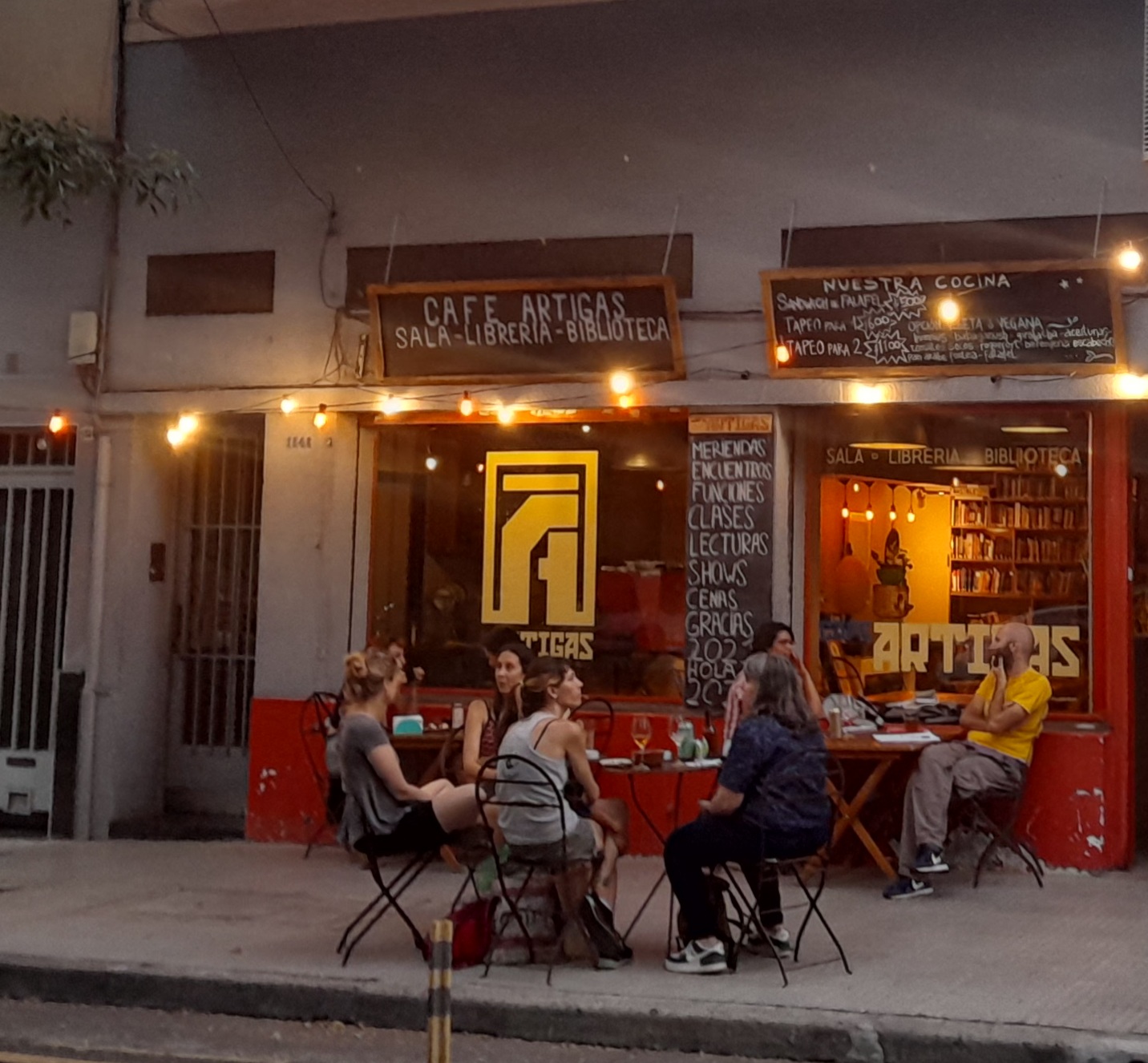 Café Artigas - Gral. José Gervasio Artigas 1850 - 