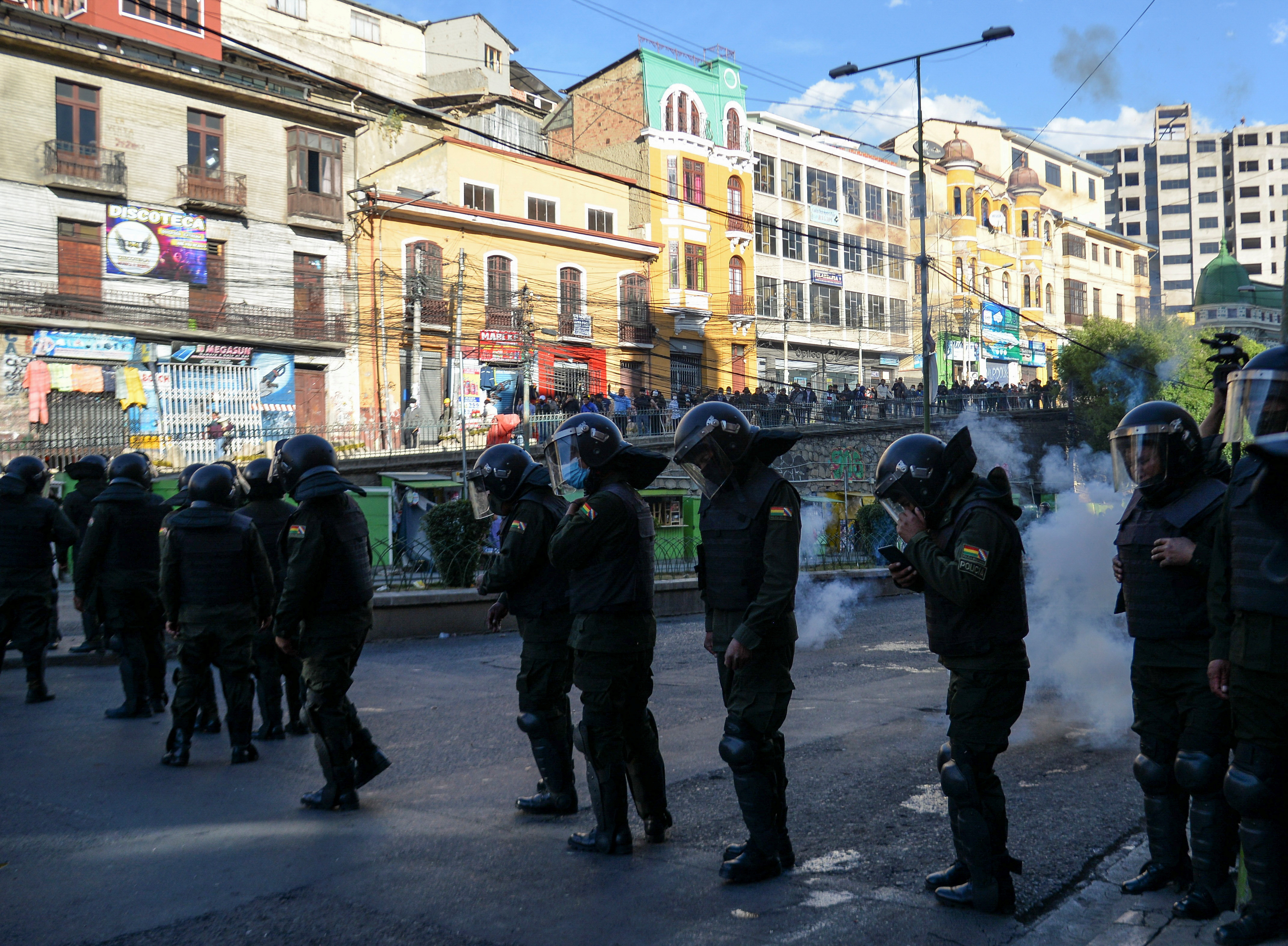 La policía bloquea a los manifestantes durante las protestas en La Paz, Bolivia, el 26 de octubre de 2022. (REUTERS/Claudia Morales)