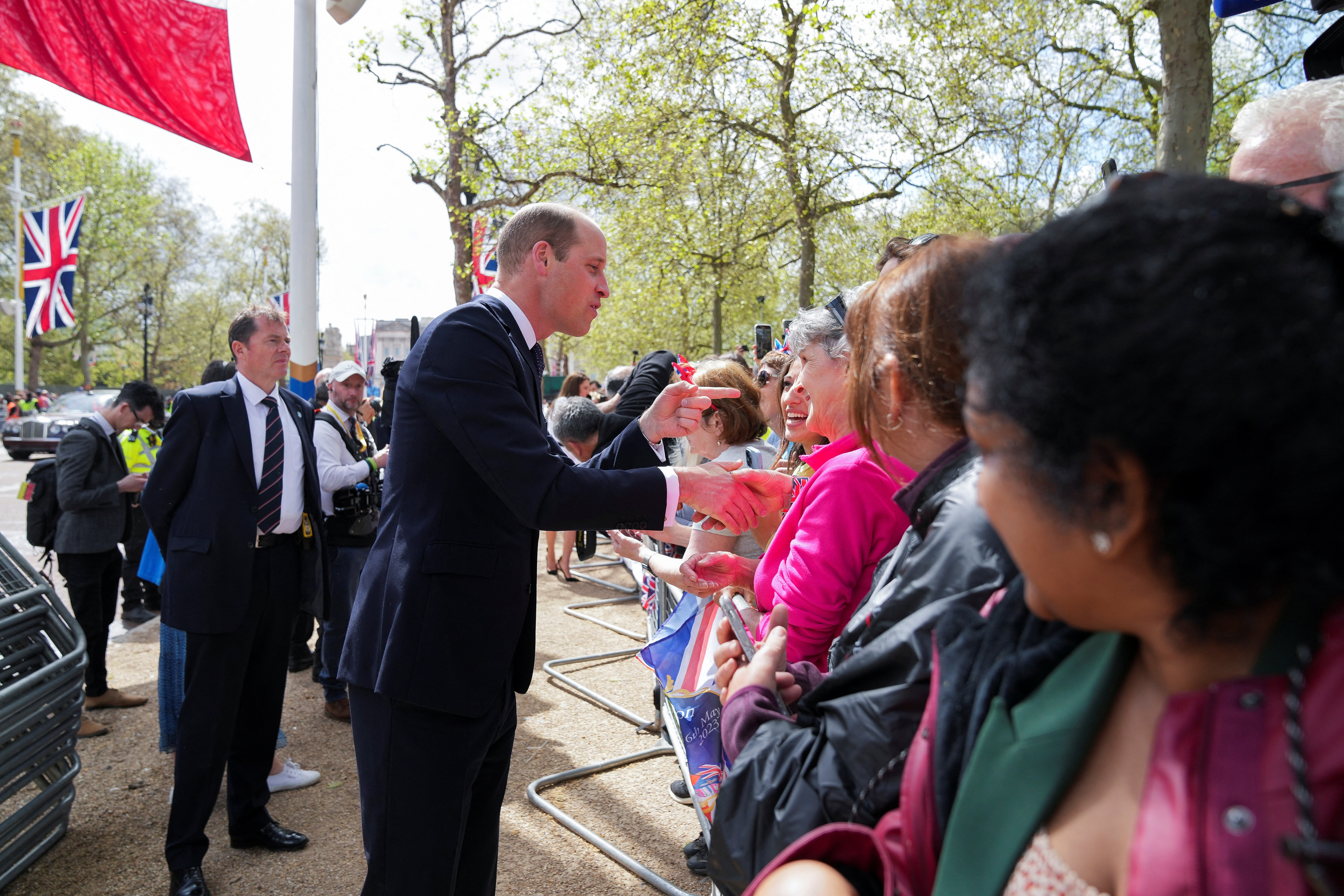 El príncipe Guillermo de Gran Bretaña saludando a los ciudadanos en el Palacio de Buckingham antes de la coronación del rey Carlos y Camilla. REUTERS/Maja Smiejkowska