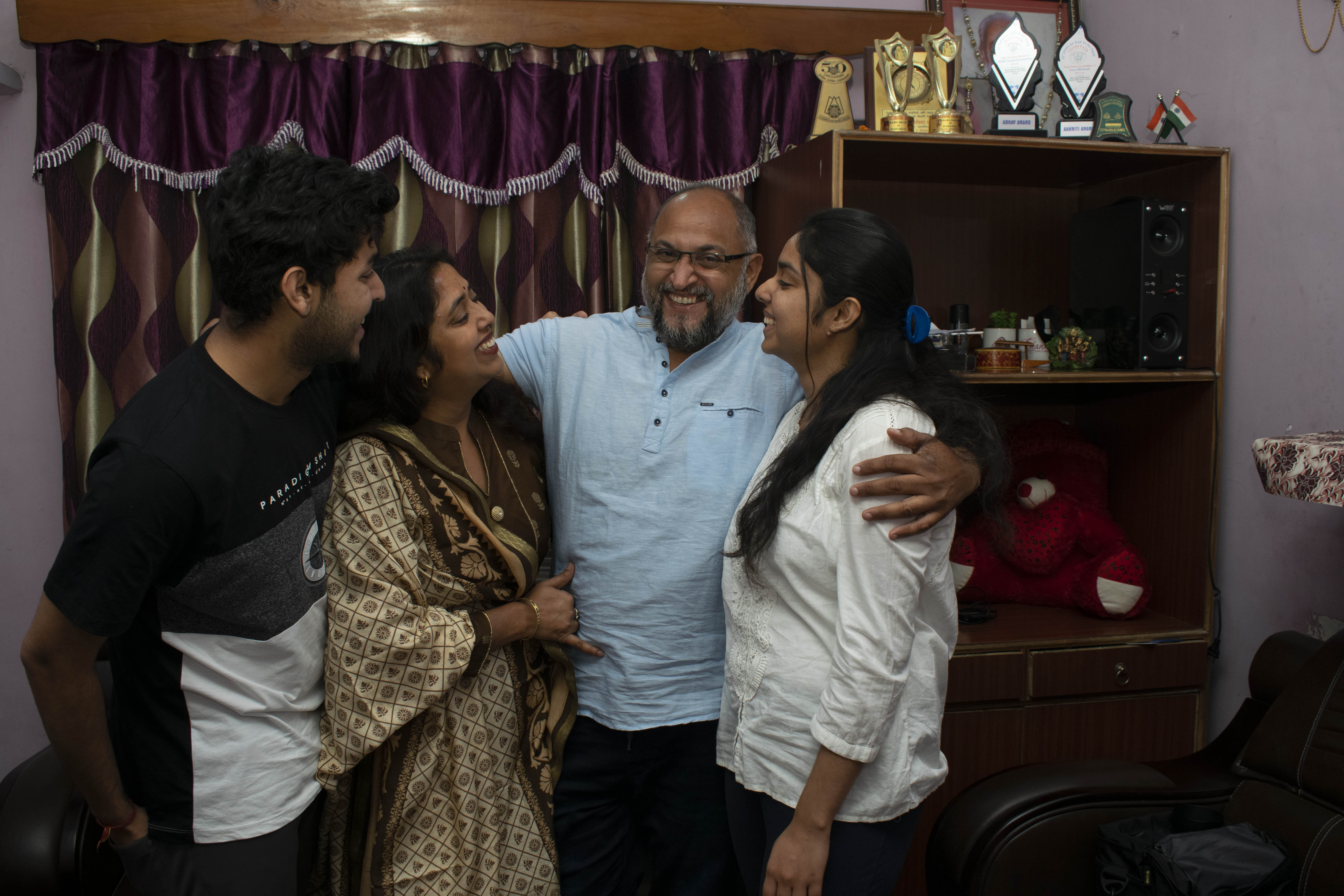 El fotógrafo de Associated Press, Channi Anand, celebra con su familia el martes 5 de mayo de 2020, luego del anuncio de que fue uno de los tres fotógrafos de AP que ganó el Premio Pulitzer en Fotografía de Largometraje por su cobertura del conflicto en Cachemira y Jammu, India. (Foto AP)