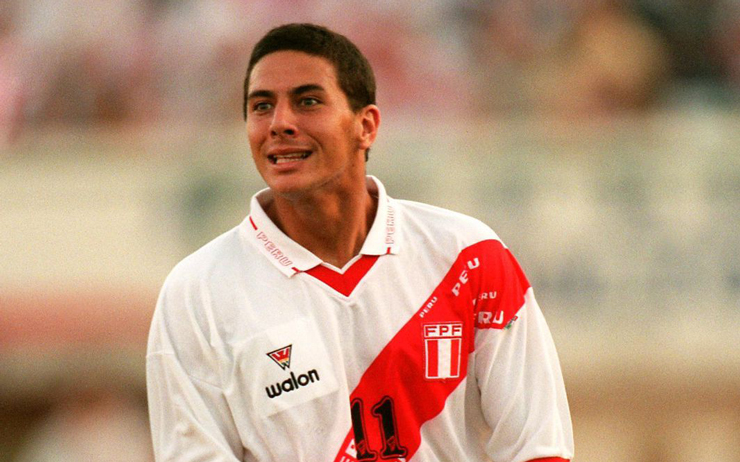 Pizarro debutó en la selección mayor en 1999 tras la convocatoria de Juan Carlos Oblitas