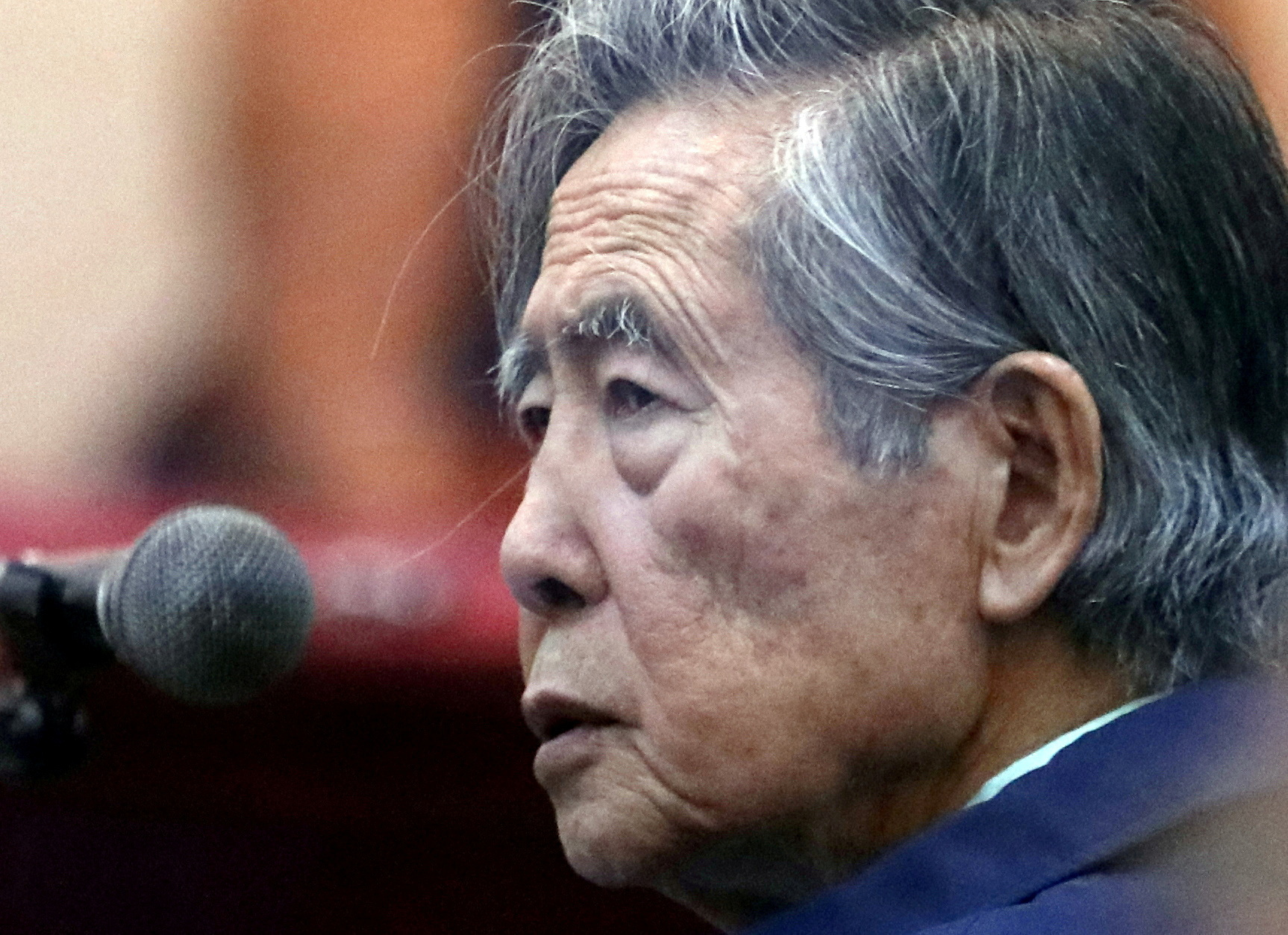 FOTO DE ARCHIVO: El expresidente de Perú Alberto Fujimori asiste a un juicio como testigo en la base naval de Callao, Perú, el 15 de marzo de 2018. Fotografía tomada a través de una ventana. REUTERS/Mariana Bazo//File Photo
