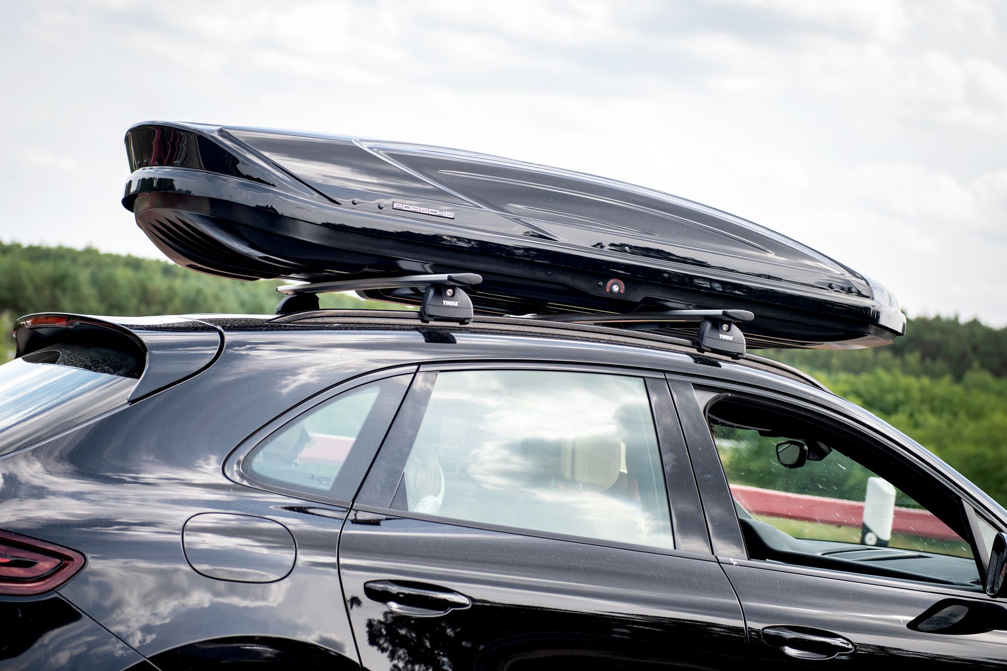 Consejos para viajar con un cofre de techo en el auto - Infobae