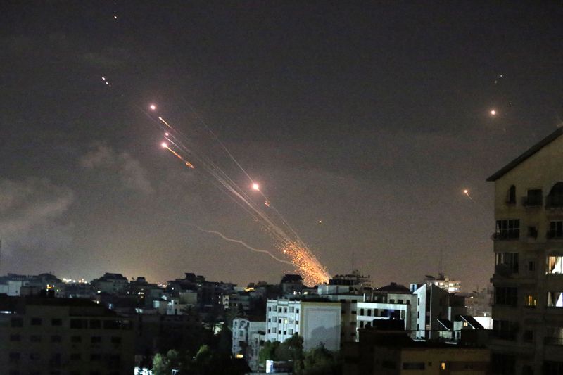 Foto del miércoles de cohetes lanzados por terroristas palestinos hacia Israel desde Gaza (REUTERS/Ibraheem Abu Mustafa)