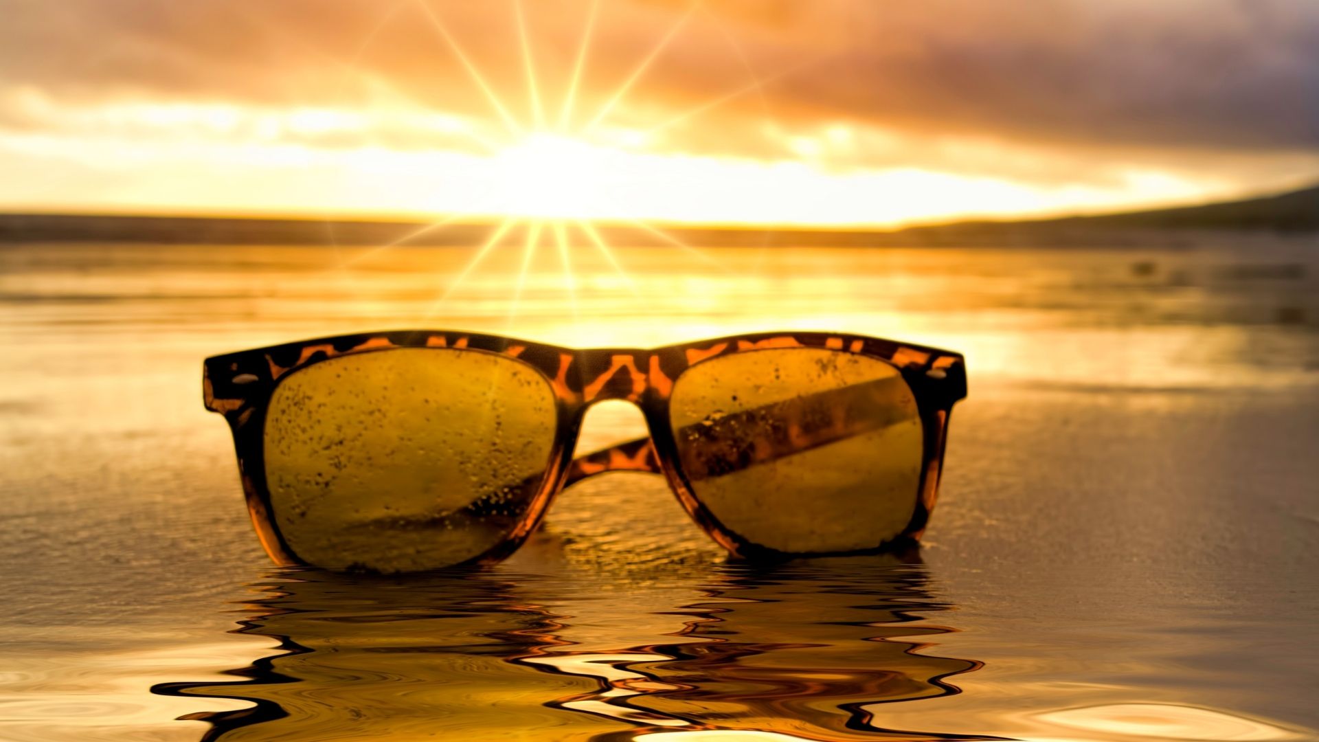 Es importante tener en cuenta el color de los ojos a la hora de elegir anteojos solares (Getty)