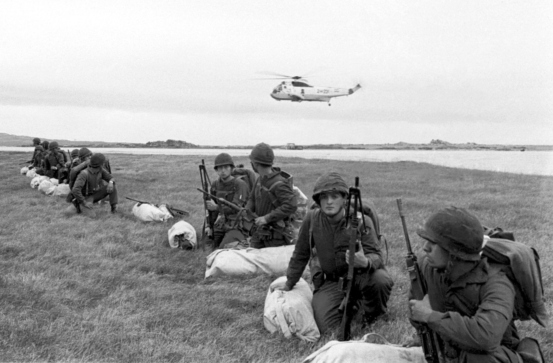 El helicóptero Sea King de la Armada los sobrevuela. Sólo falta la orden de avanzar (Foto: Osvaldo Zurlo)