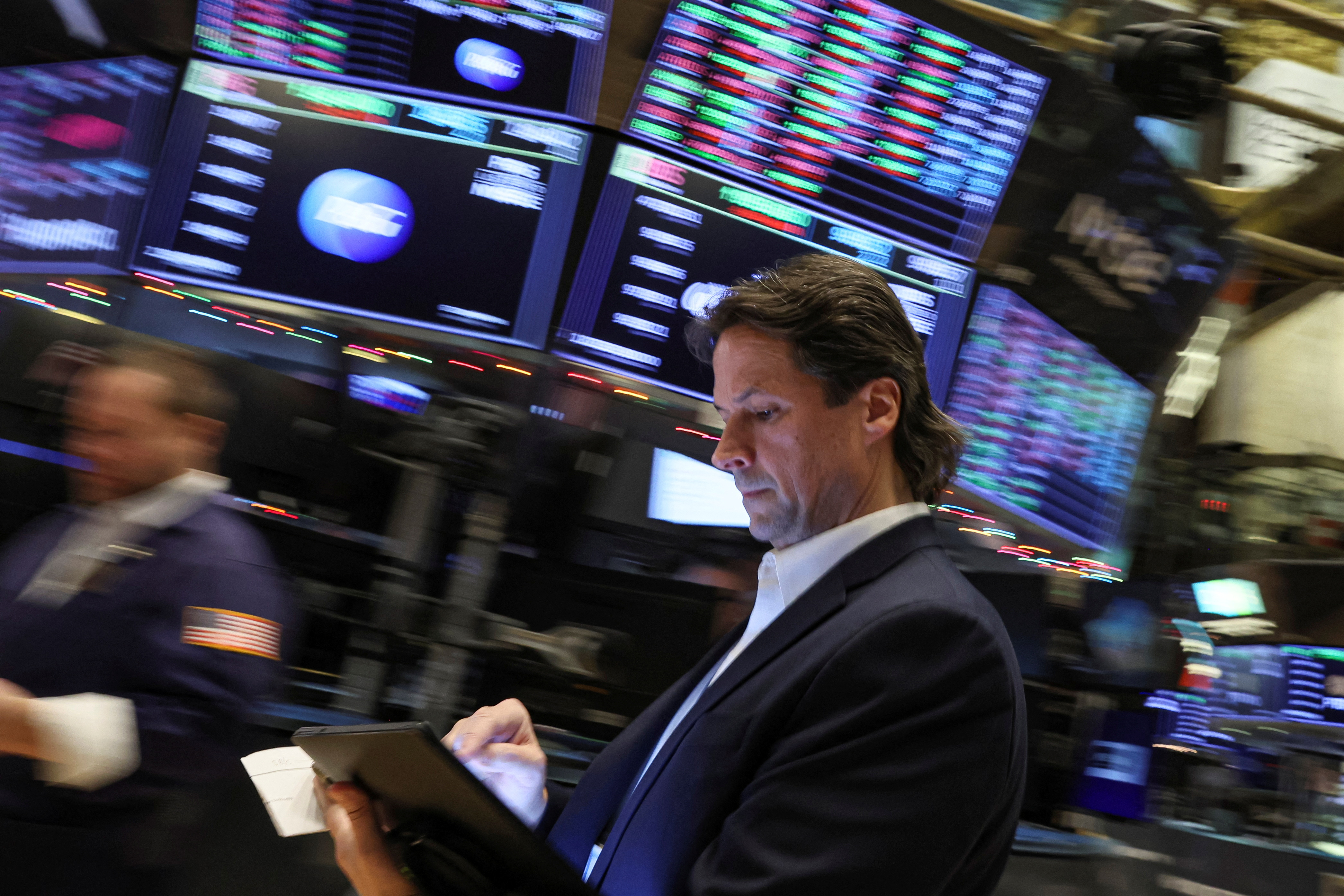 Un hombre trabaja en la Bolsa de Valores (REUTERS/Brendan McDermid)