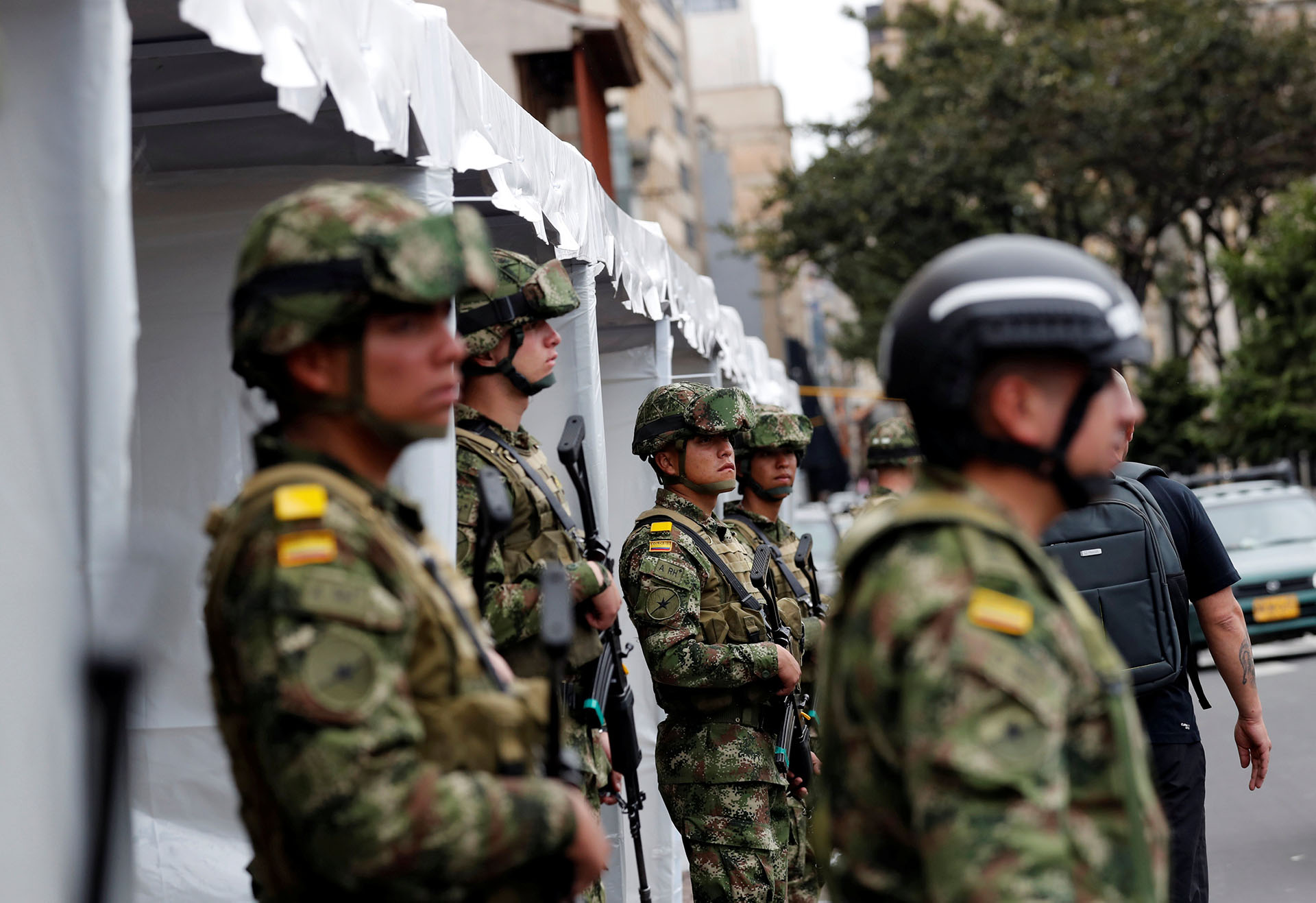 Policías y soldados custodian los comicios (Reuters)