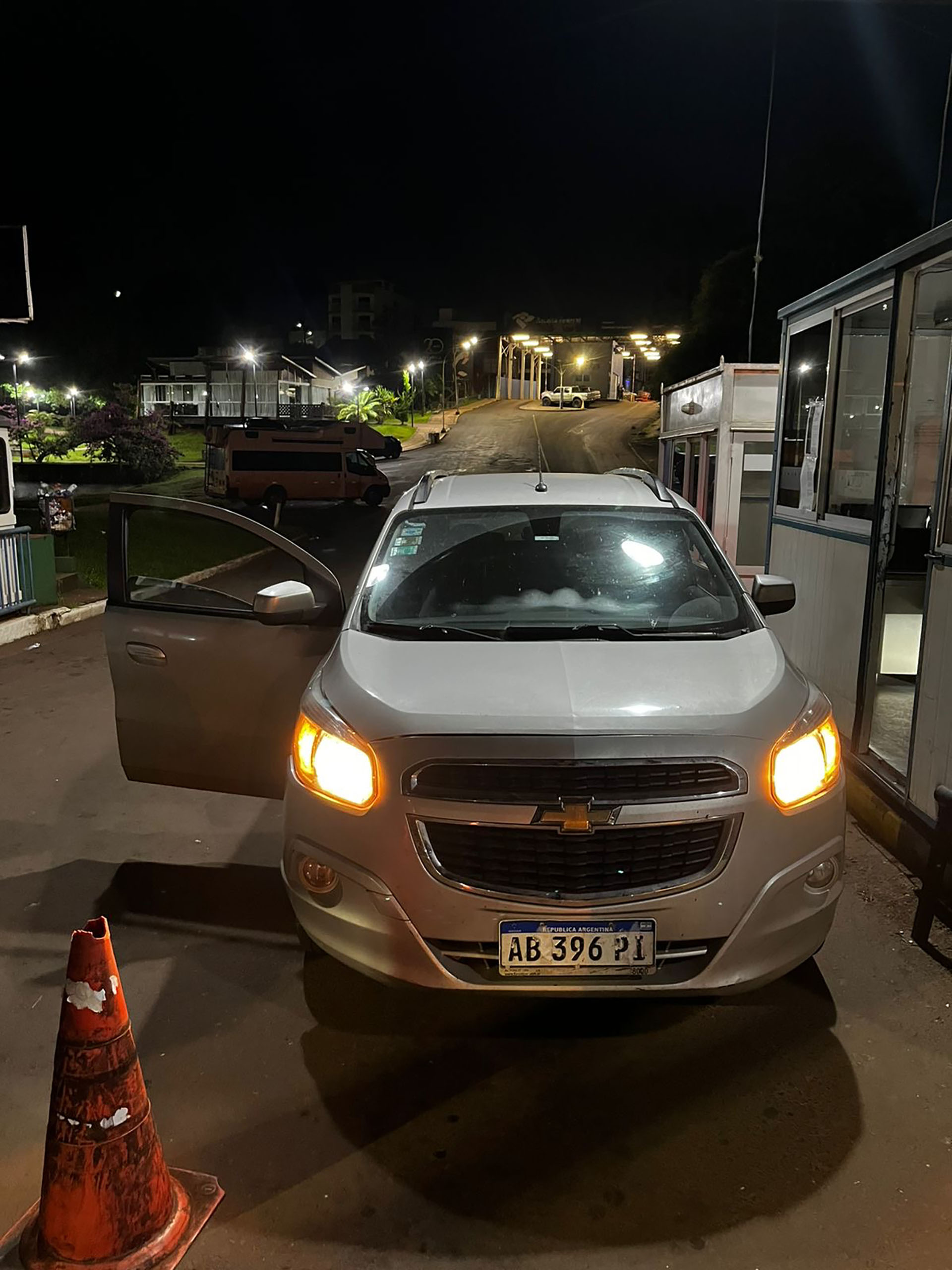 Intentaban ingresar a Misiones desde Brasil con 112 kilos de droga en el auto y fueron descubiertos en la Aduana: huyeron a pie 