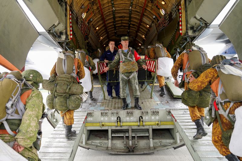 Paracaidistas rusos suben a un avión durante ejercicios militares en el aeródromo de Kaliningrado (REUTERS/Vitaly Nevar)