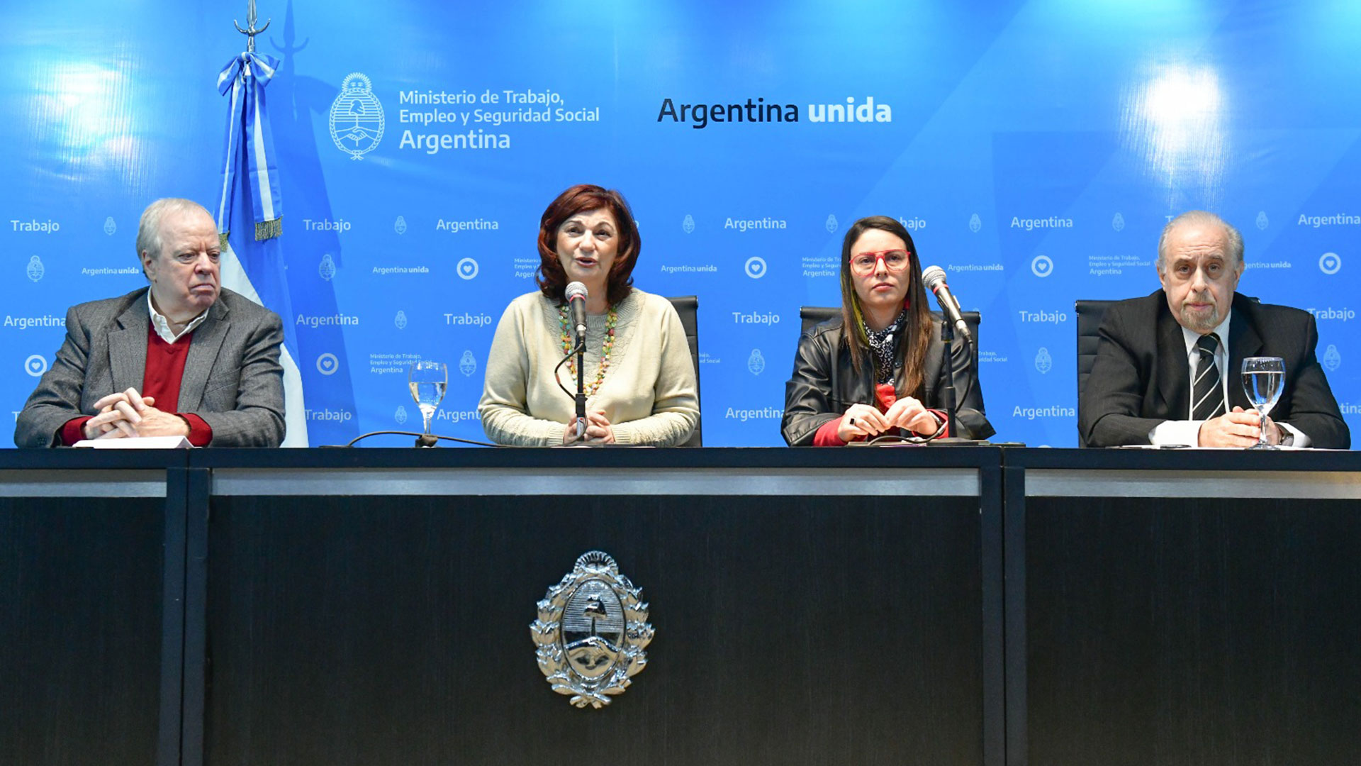 La ministra de Trabajo Raquel Olmos junto a la ministra de las Mujeres, Géneros y Diversidad, Ayelén Mazzina