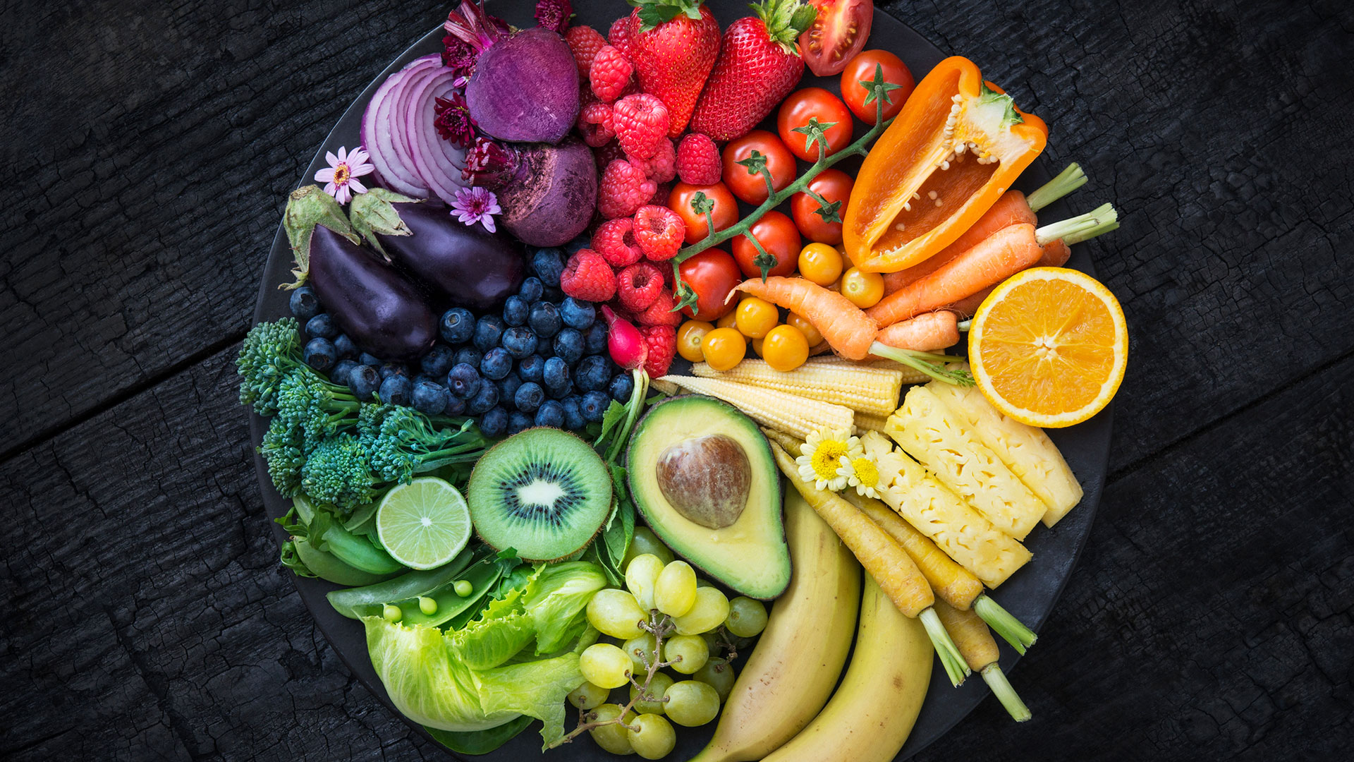La mayoría de la población de los Estados Unidos consume una cantidad insuficiente de vegetales, frutas, granos integrales y productos lácteos bajos en grasa y sin grasa (Getty Images)