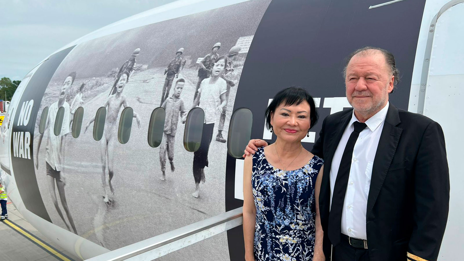Kim Phuc Phan Thi, la niña del Napalm, acompañó un vuelo de refugiados desde Varsovia hasta Canadá: emuló el mismo viaje que hizo cuando huyó de la guerra de Vietnam