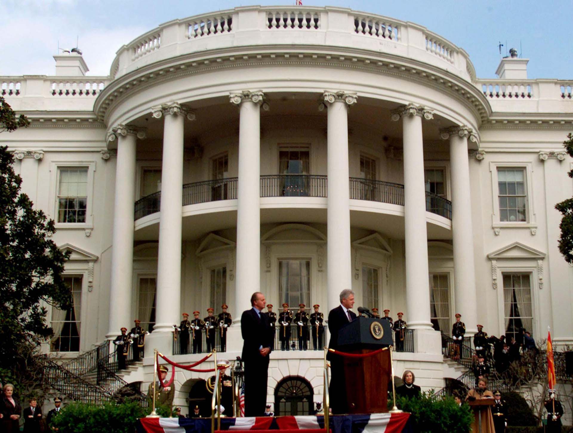 El presidente Bill Clinton recibe al rey Juan Carlos en la Casa Blanca en febrero de 2000 (Shutterstock)