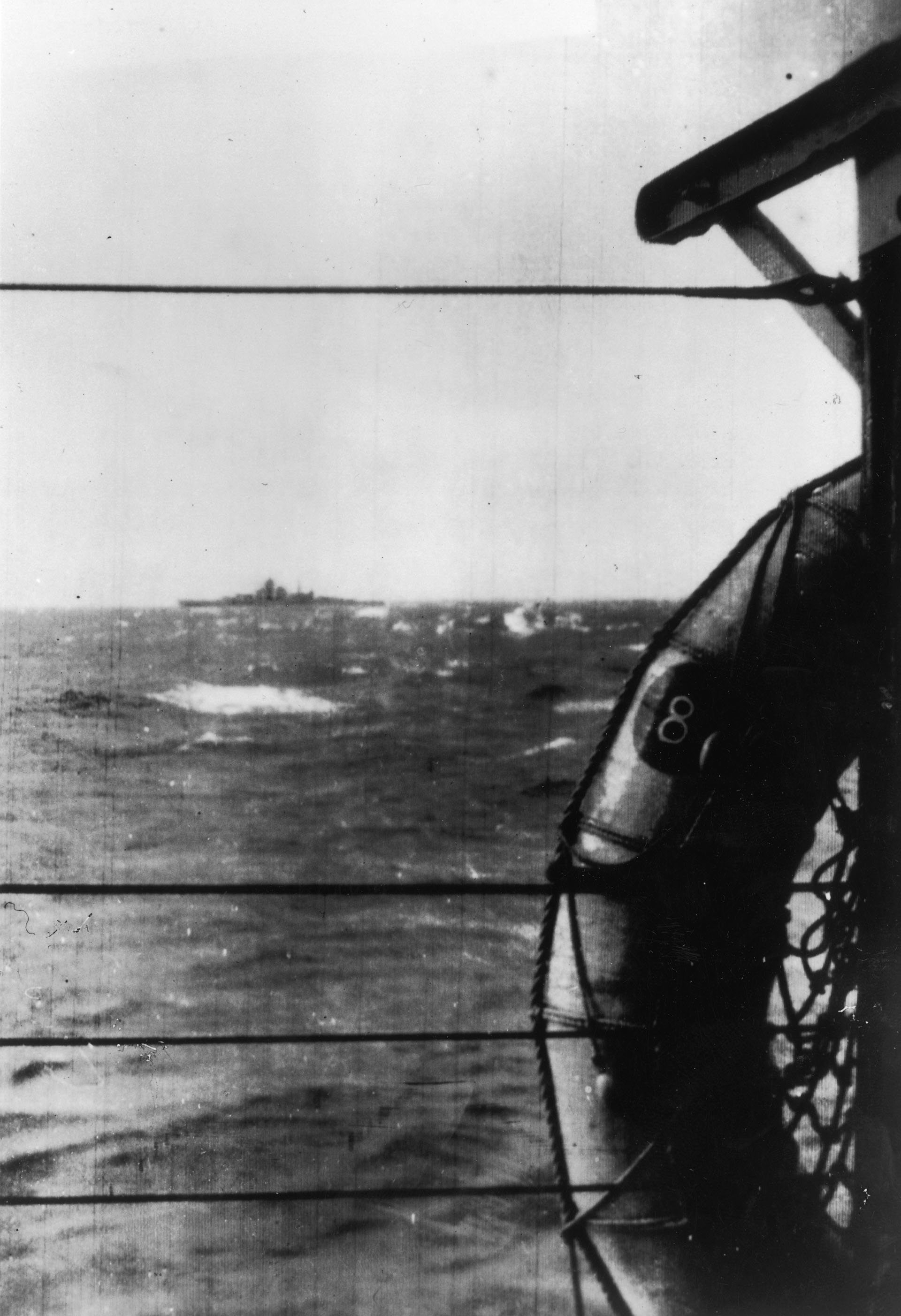 27 de mayo de 1941: La última vista del preciado acorazado de la armada alemana, el Bismarck, antes de que fuera hundido (Keystone/Getty Images)
