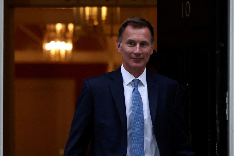 El nuevo ministro de Economía, Jeremy Hunt, sale del número 10 de Downing Street en Londres, Reino Unido, el 14 de octubre de 2022. (REUTERS/Henry Nicholls)