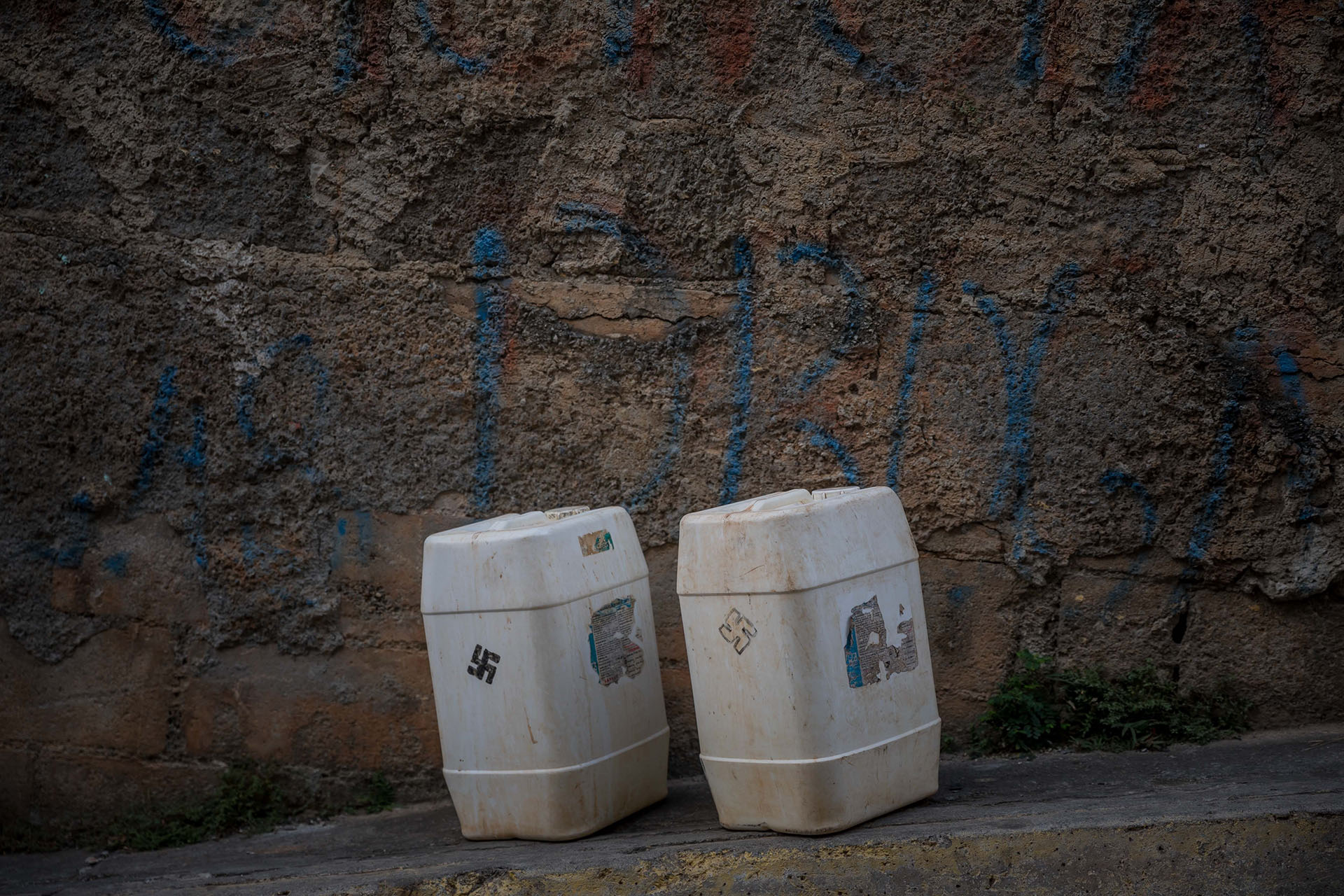 Dos recipientes plásticos de 25 litros de agua cada uno (EFE/ Miguel Gutiérrez)