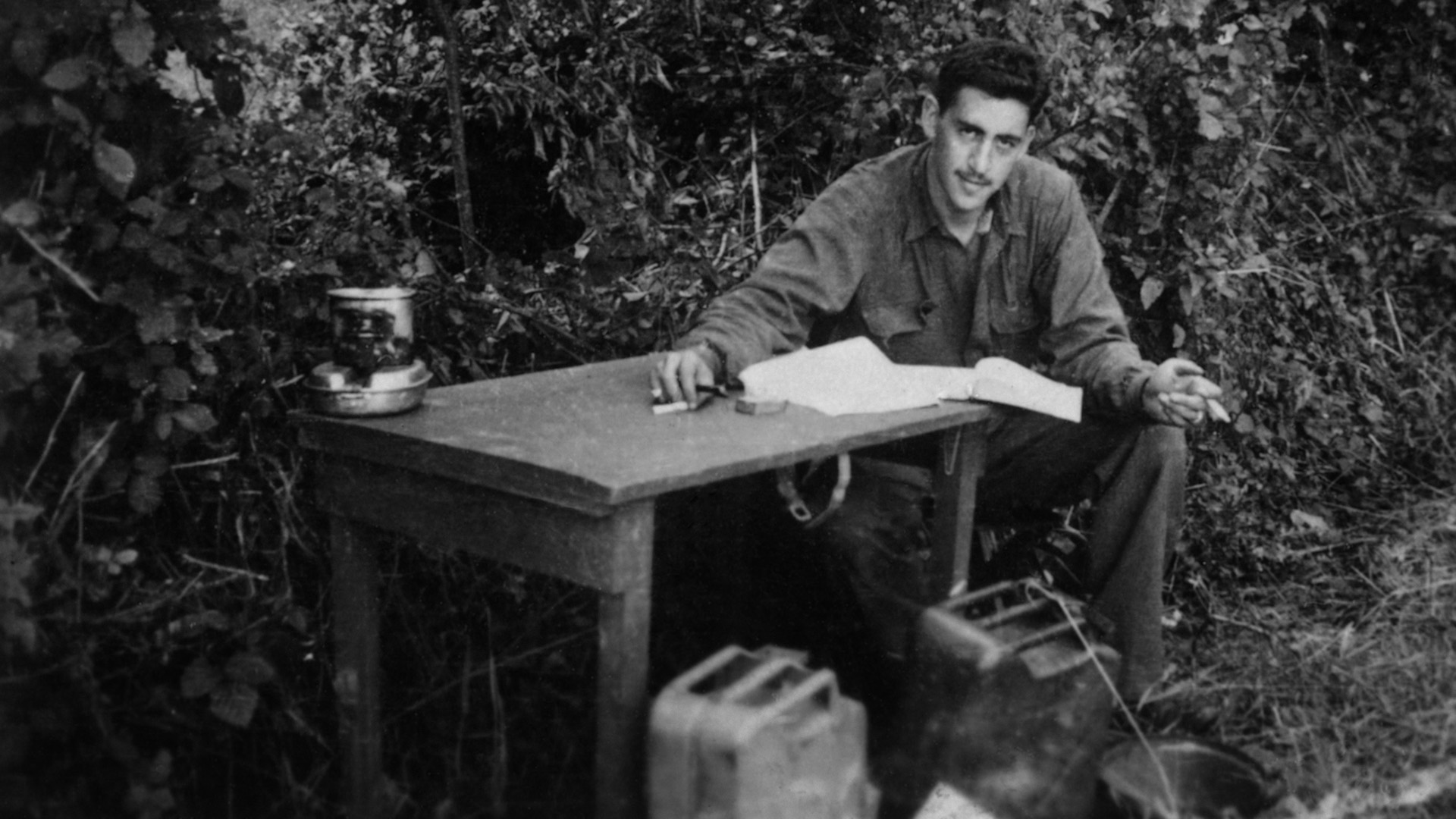 Salinger escribiendo durante la Segunda Guerra Mundial 