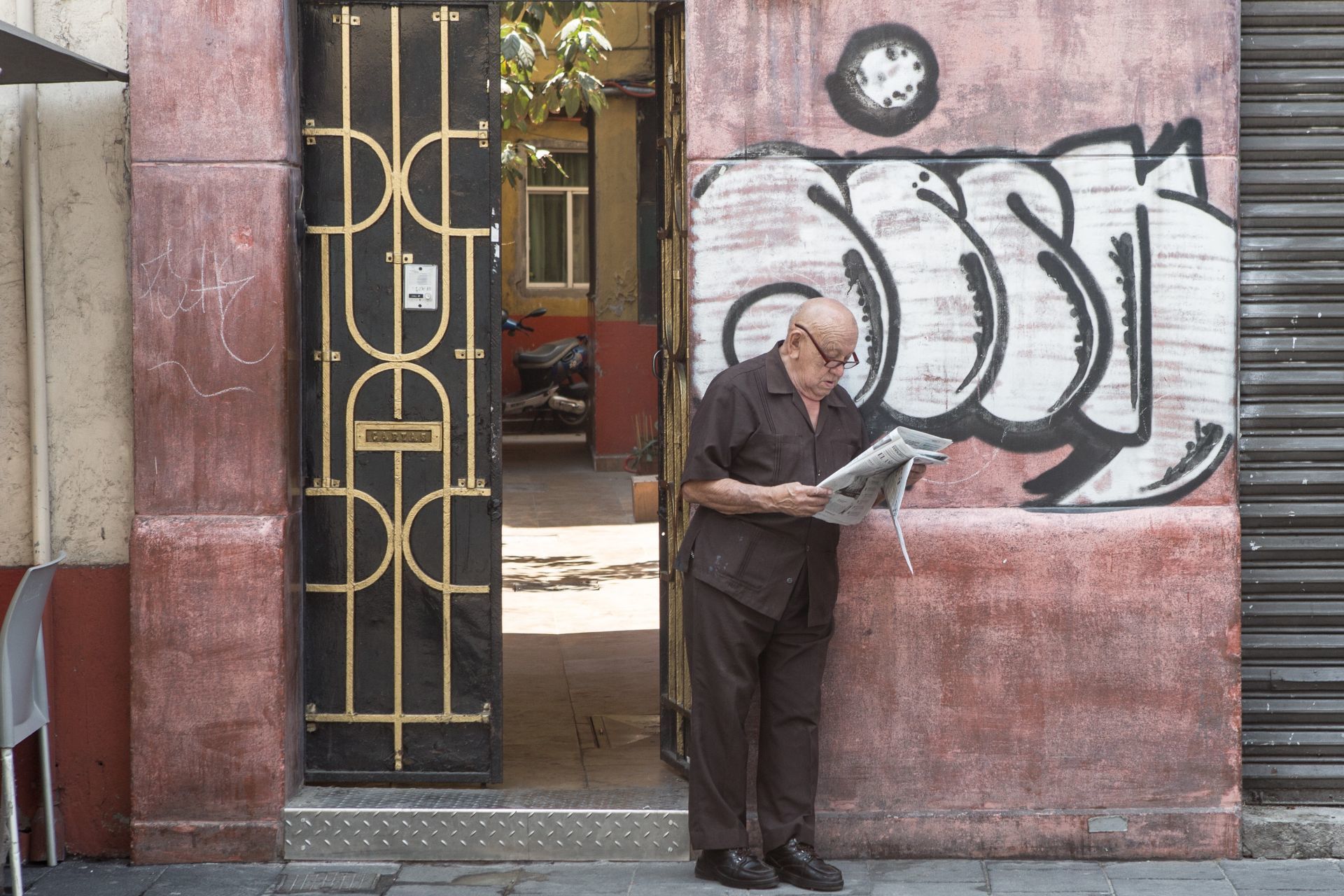 En la imagen un señor de la tercera edad lee un periódico en el portón de una vecindad del Centro Histórico.
Foto: Archivo/Cuartoscuro/TERCERO DÍAZ.