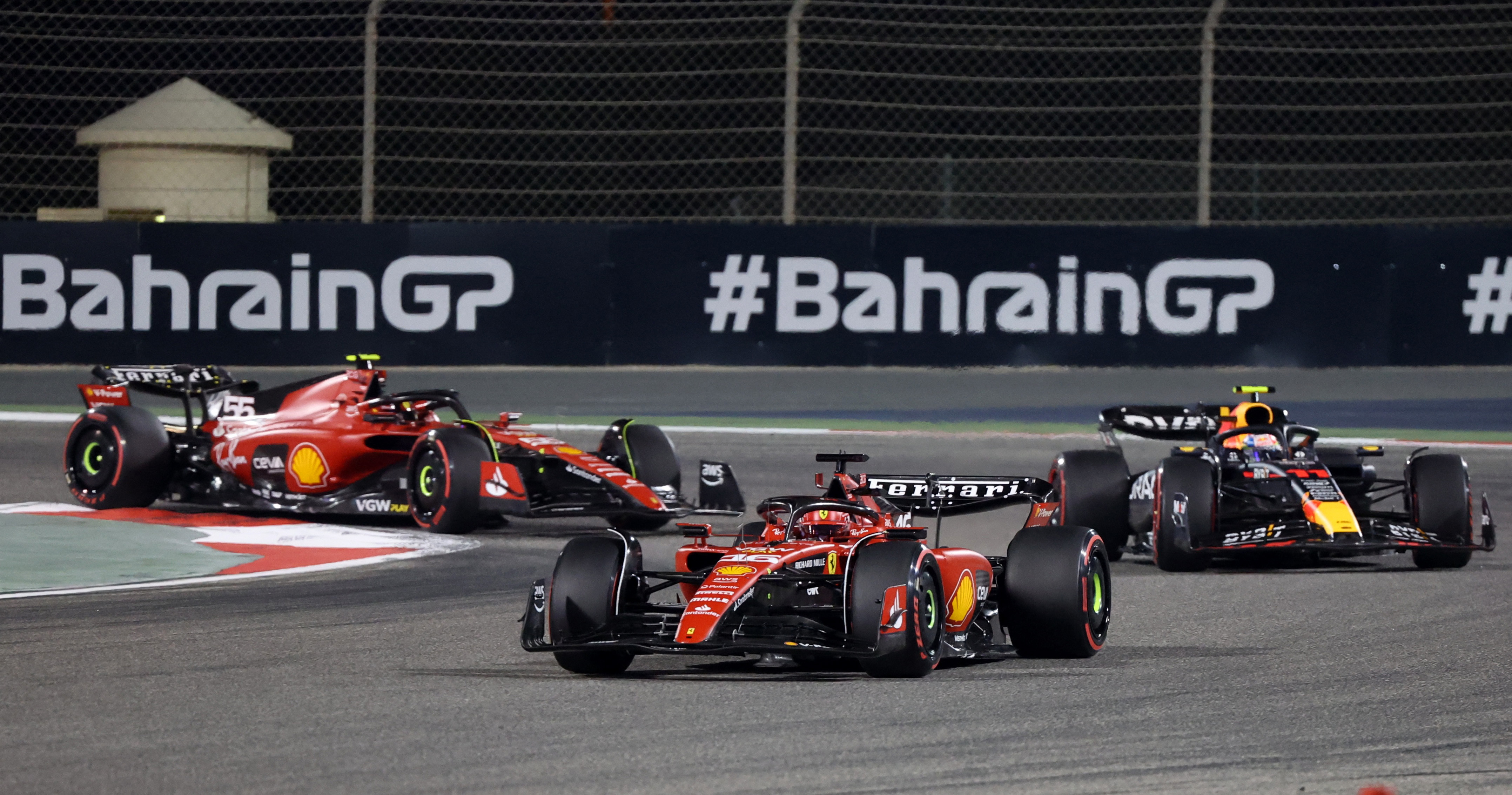Las Ferrari de Charles Leclerc y Carlos Sainz peleando contra el Red Bull de Sergio Pérez en Bahréin, que luego también superó al monegasco (REUTERS/Nir Elias)