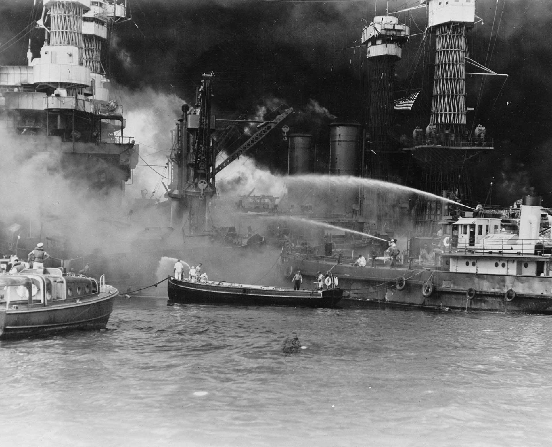 A pesar del riesgo de explosiones, los norteamericanos luchan desde botes contra el fuego que se desató sobre el buque de guerra West Virginia el 7 de diciembre de 1941 (Photo by Buyenlarge/Getty Images)