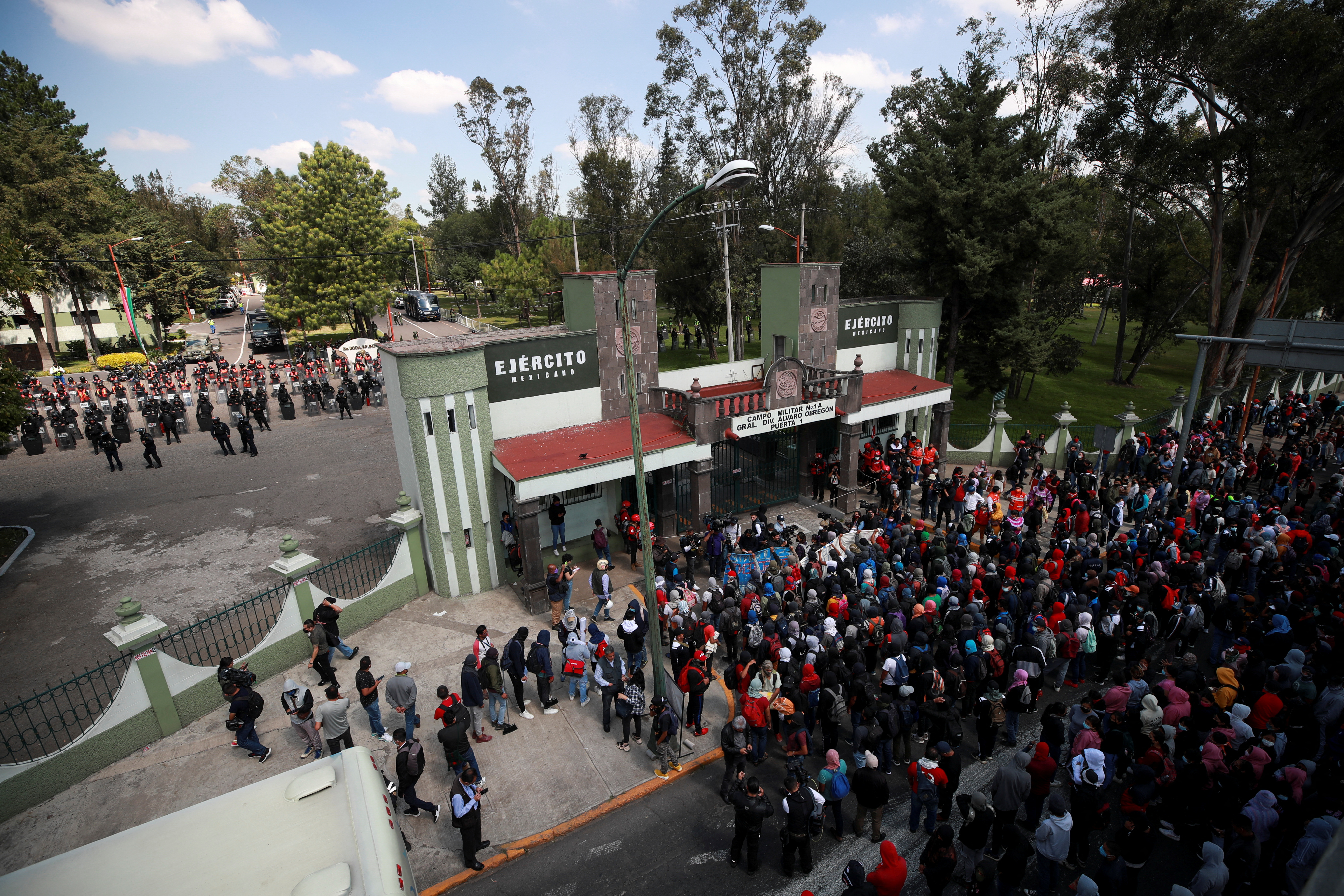 Protesta por Ayotzinapa en el Campo Militar terminó en disturbios