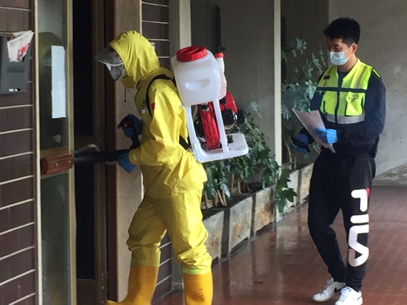 Trabajadores de protección civil entran en la casa de un paciente que sufre la enfermedad del coronavirus (COVID-19) en el distrito chino de Prato, Italia, 14 de mayo de 2021. REUTERS/Silvia Ognibene