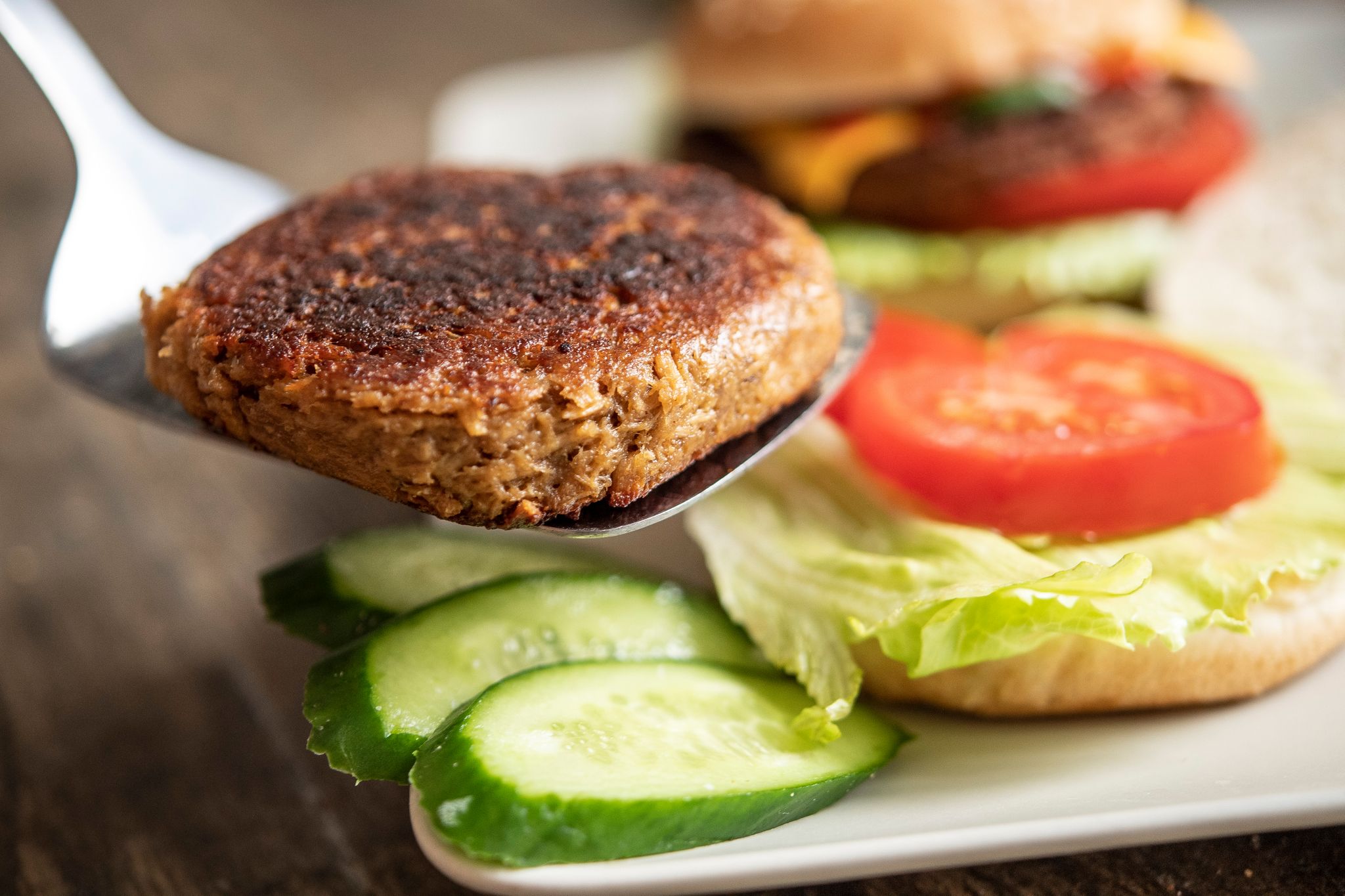 La hamburguesa vegetariana puede deshacerse si se la da vuelta demasiado pronto al freírla (Foto: Robert Günther/dpa)