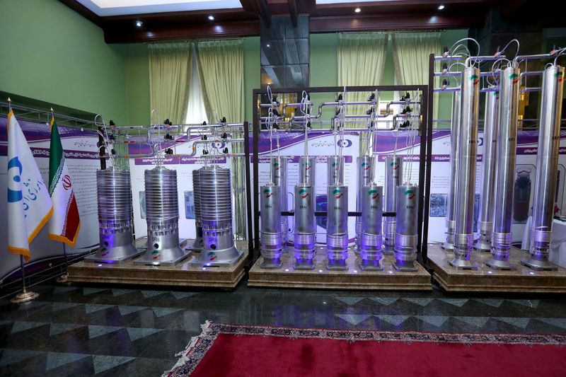 Varias centrifugadoras iraníes de nueva generación se ven en exhibición durante el Día Nacional de la Energía Nuclear de Irán en Teherán, Irán. 10 de abril de 2021. Oficina de la Presidencia iraní/WANA (Agencia de Noticias de Asia Occidental)/Handout vía REUTERS