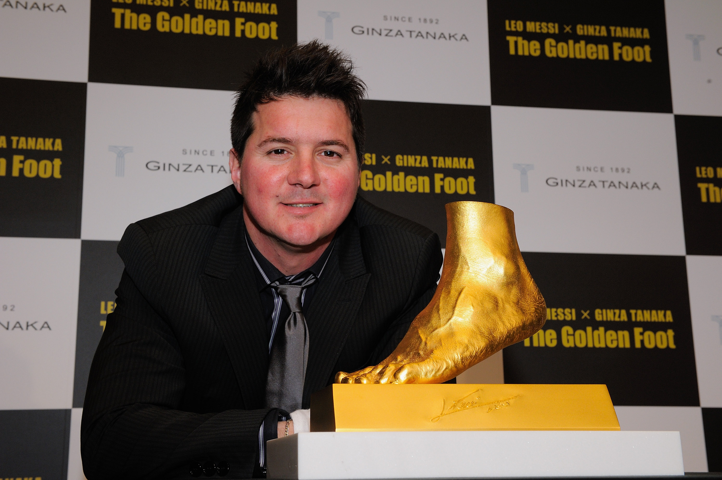 Rodrigo Messi, en 2013, recibió una réplica exacta de oro del pie izquierdo de su hermano Lionel en Japón (Koki Nagahama/Getty Images)