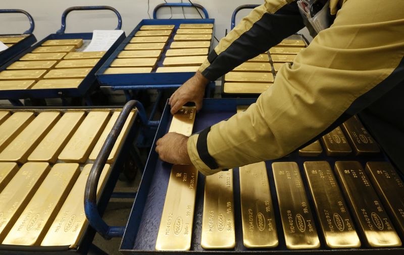 Imagen de archivo de un operario colocando lingotes de oro en la planta de Krastsvetmet, en Krasnoyarsk, Rusia. 22 septiembre 2017. REUTERS/Ilya Naymushin