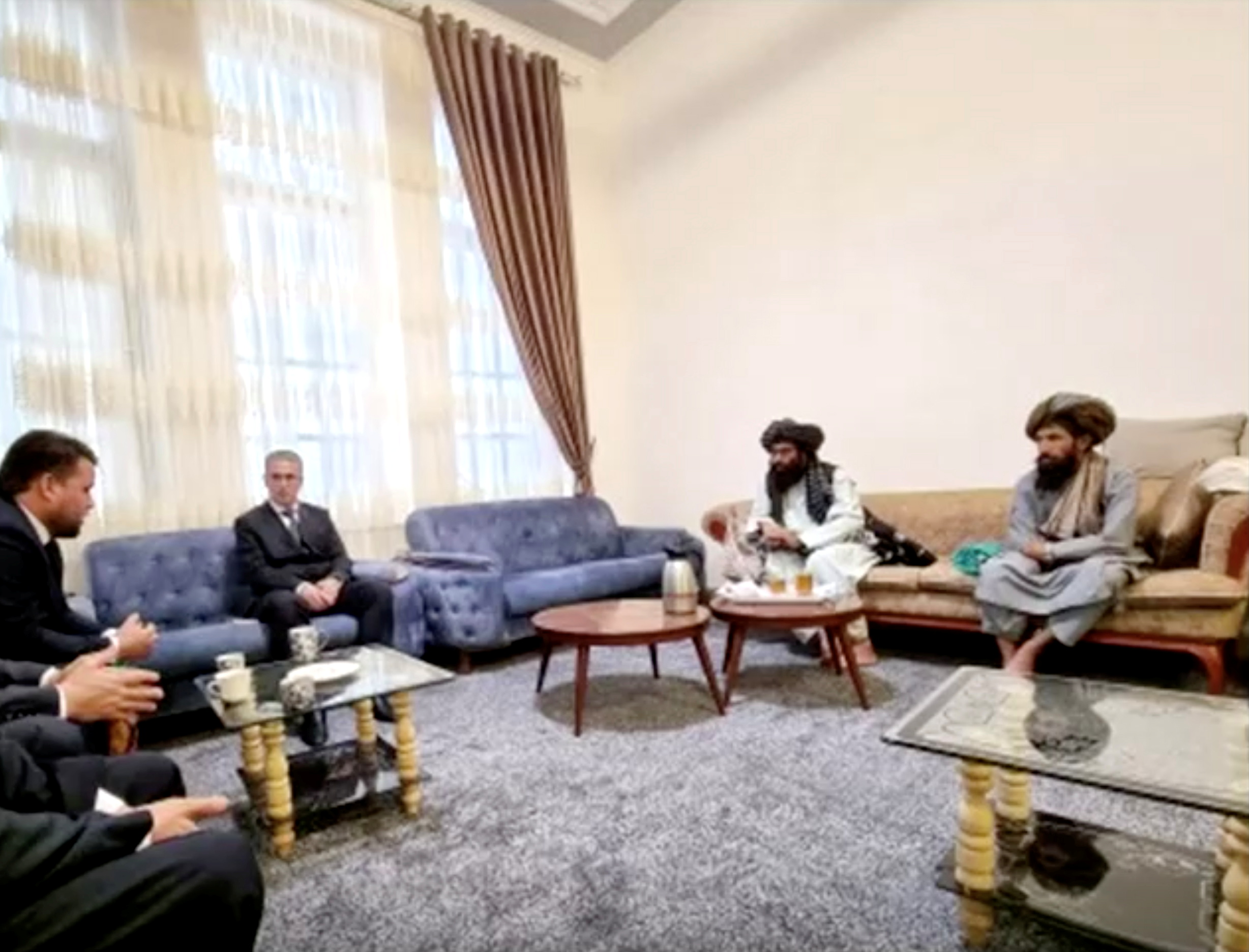 Oficiales del consulado general de Turkmenistán y representantes de los talibanes en una reunión en Herat (Foto: REUTERS)